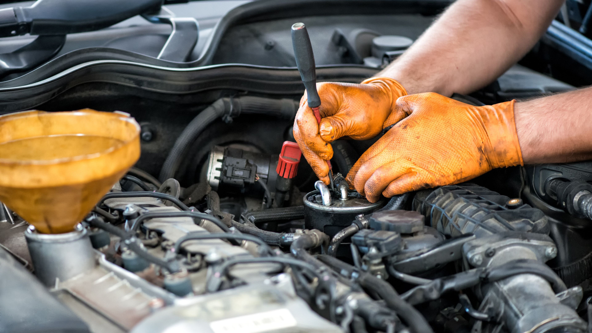Los talleres valencianos advierten del colapso para reparar coches: 