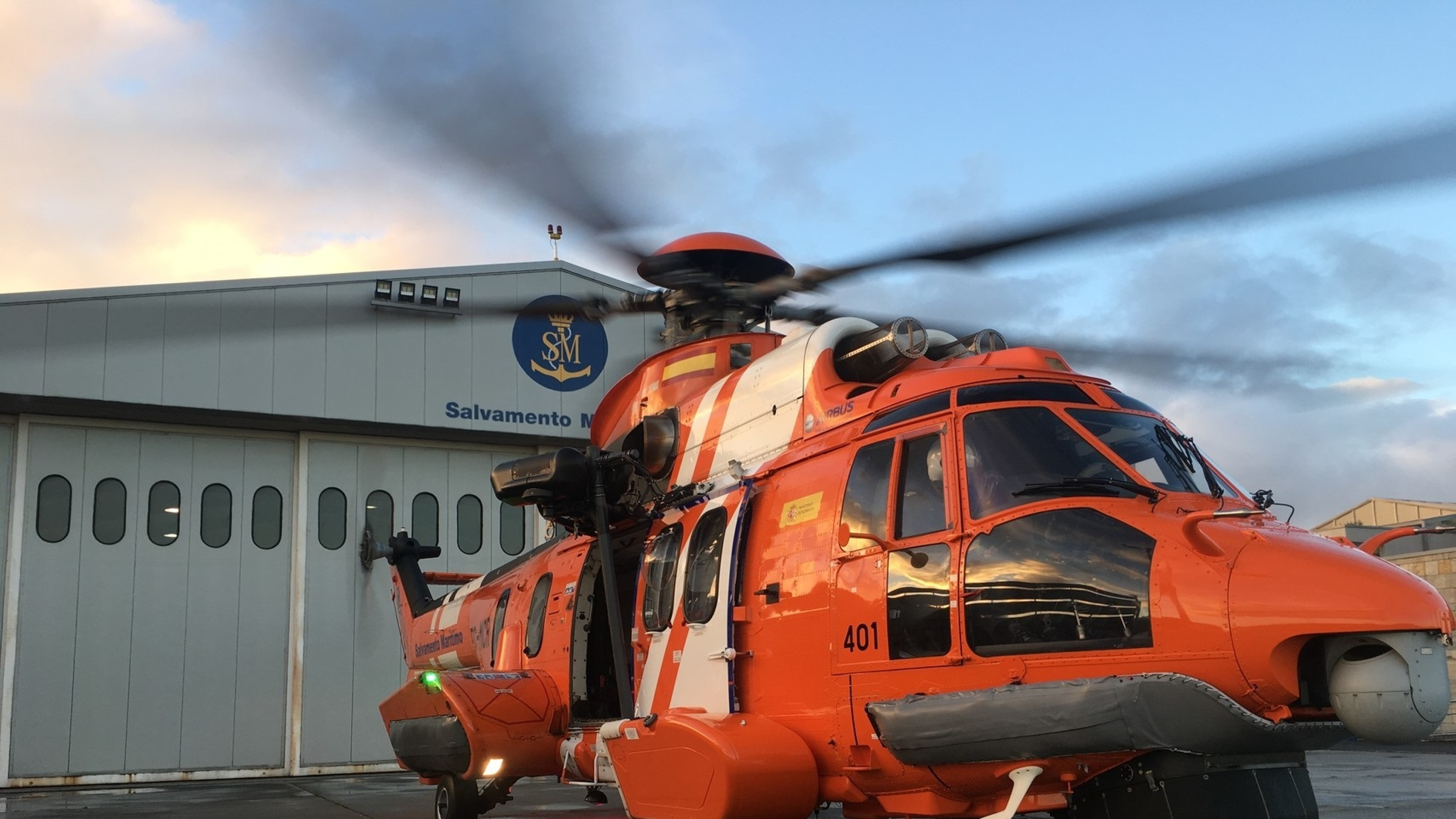 Un pesquero rescata a los siete tripulantes de un buque que quedó a la deriva frente a la costa de A Coruña