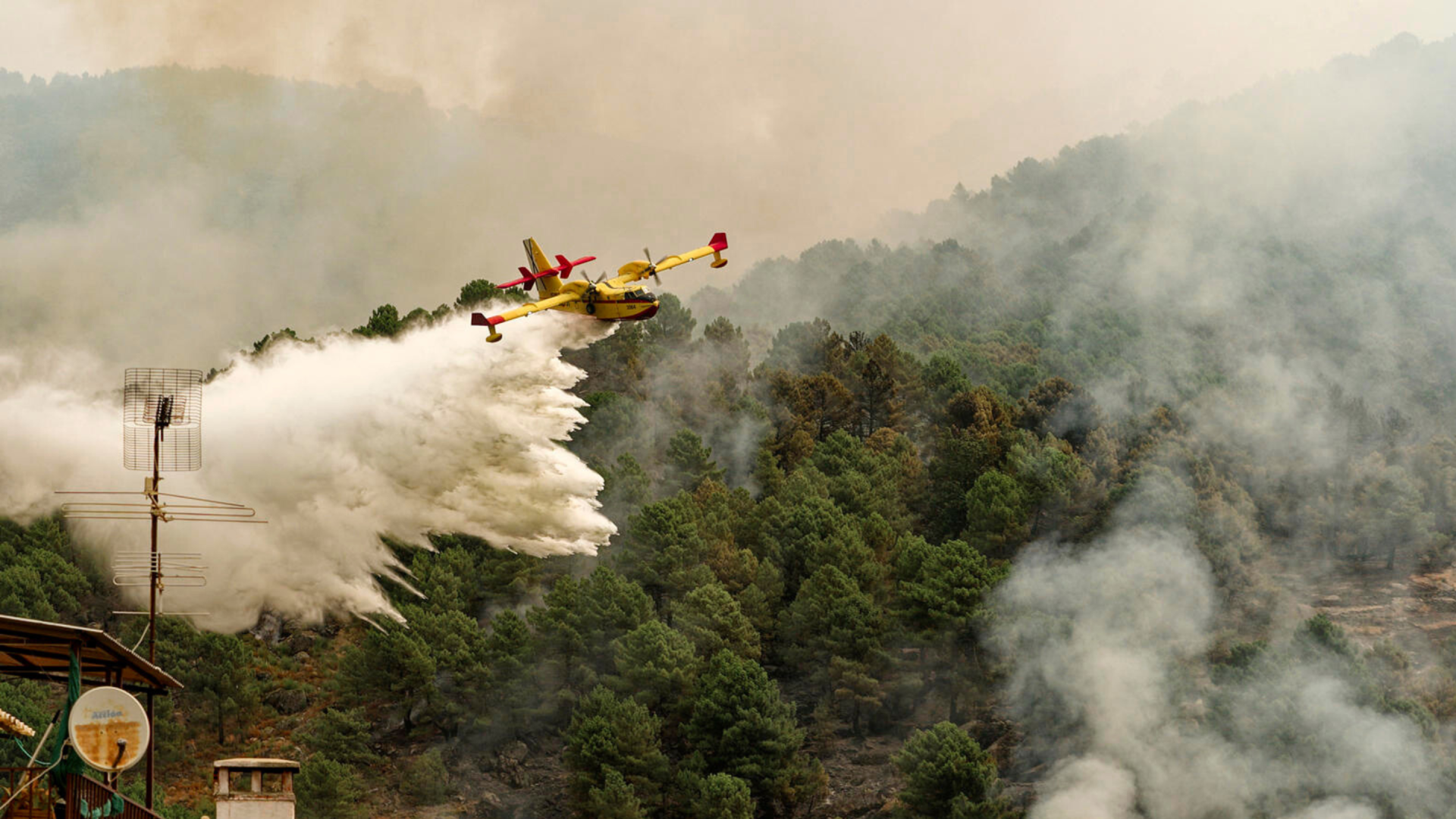 El motivo por el que los pilotos de incendios se ven obligados a parar durante las intervenciones: la clave está en el límite de horas de vuelo