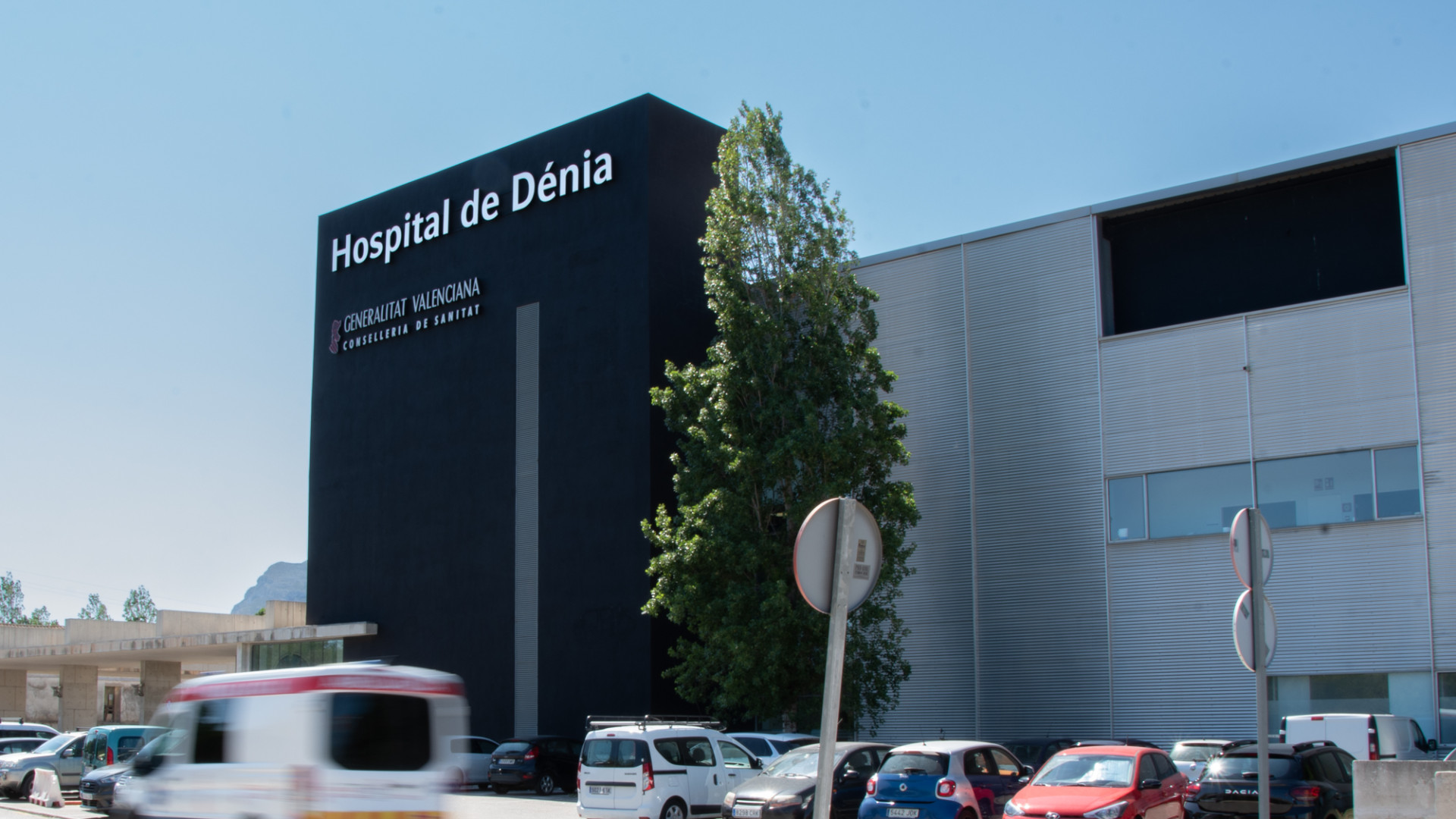Brutal choque de un coche contra una fachada en Benissa deja cuatro heridos, entre ellos una niña de 2 años