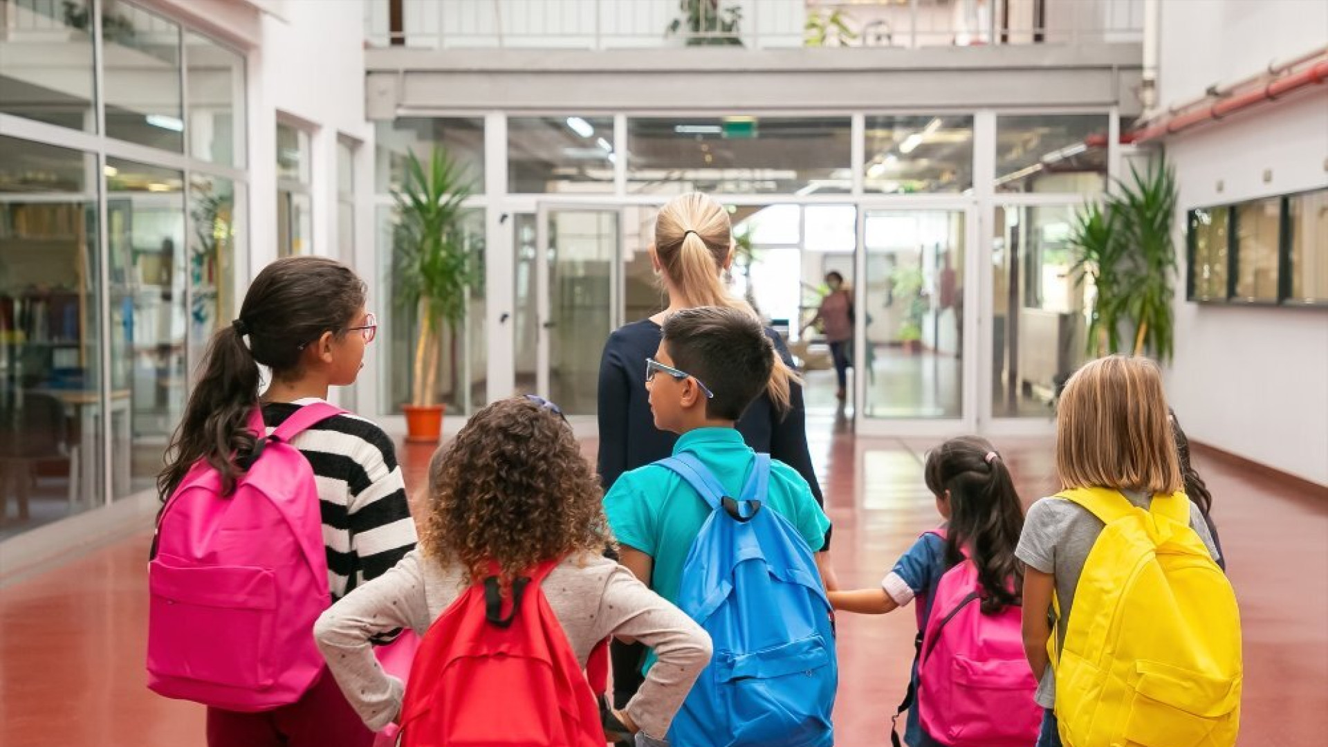Vuelta al cole con menos alumnos y con la tecnología cuestionada