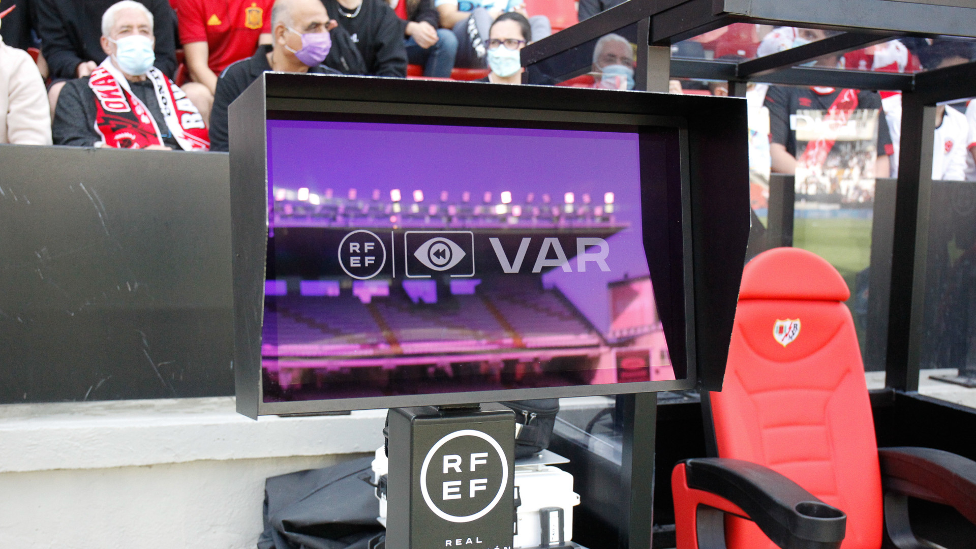 LaLiga desmiente la versión de Mediapro: "Tres días antes hubo un partido en Vallecas de Conference League"