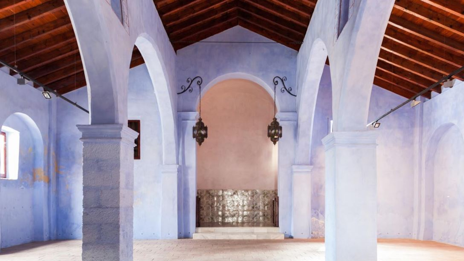 El pueblo azul de Valencia que te transporta a Marruecos sin salir de España: una joya por descubrir que recuerda a Chefchaouen