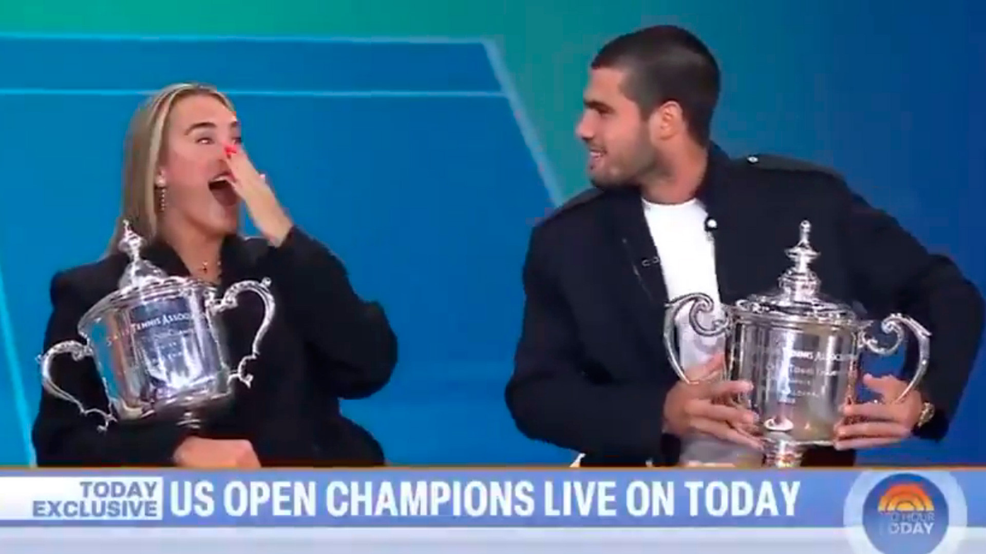 La divertida reacción de Carlos Alcaraz cuando Sabalenka le llama por otro nombre durante una entrevista: "Son las nueve de la mañana..."