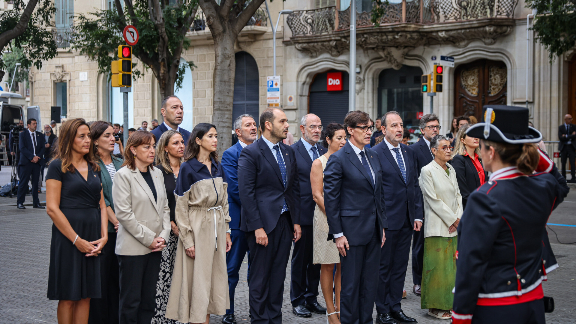La defensa del catalán tras la sentencia del TSJC centra los discursos durante la ofrenda a Rafael Casanova