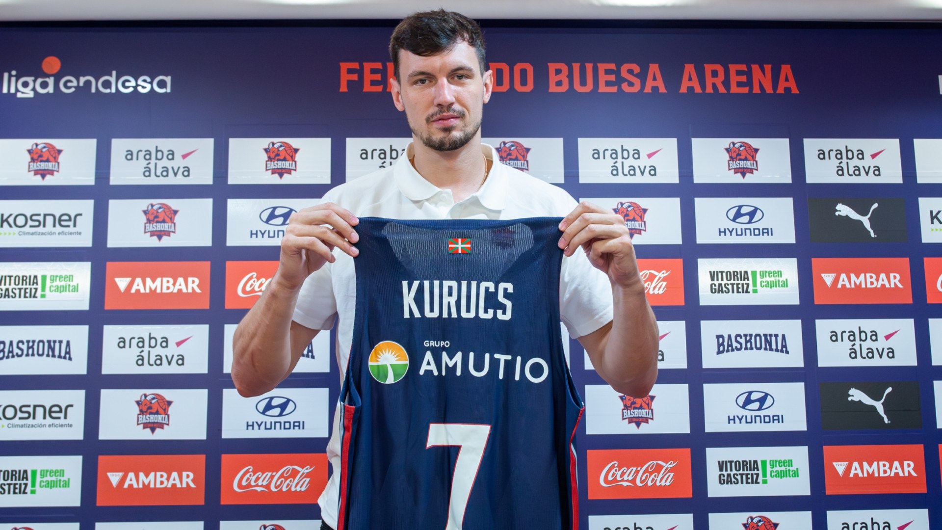 Baskonia presenta a Kurucs y se alinea con la Euroliga respecto de los clubes israelíes