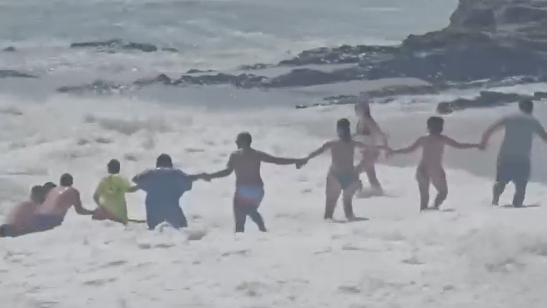 Habla el malagueño rescatado por una cadena humana en una playa de Mijas y que se ha hecho viral: “Me han llamado para venderme un seguro de decesos”