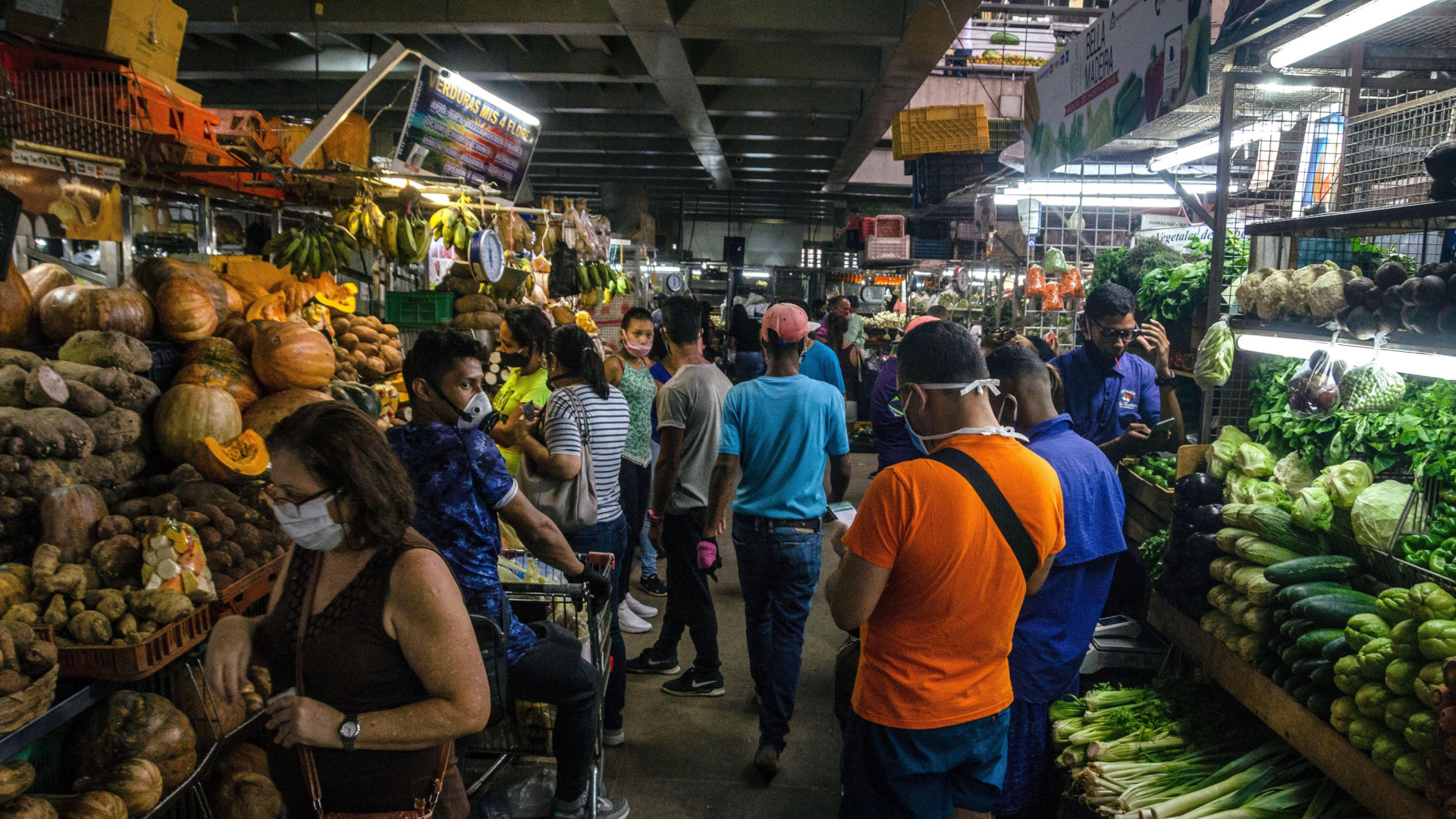 Se va de viaje a Venezuela y lo que ve allí en la vitrina de un local le hace quedarse más tiempo de la cuenta: "Atención"