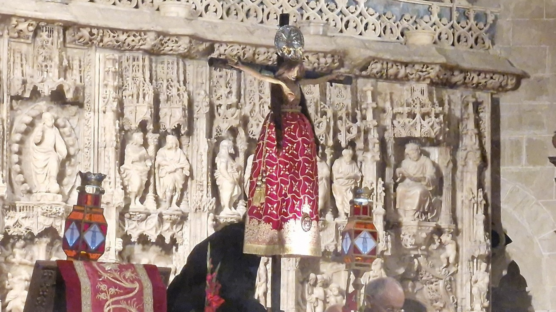 Los devotos se acercan en peregrinación al Santo Cristo de los Milagros en Huesca