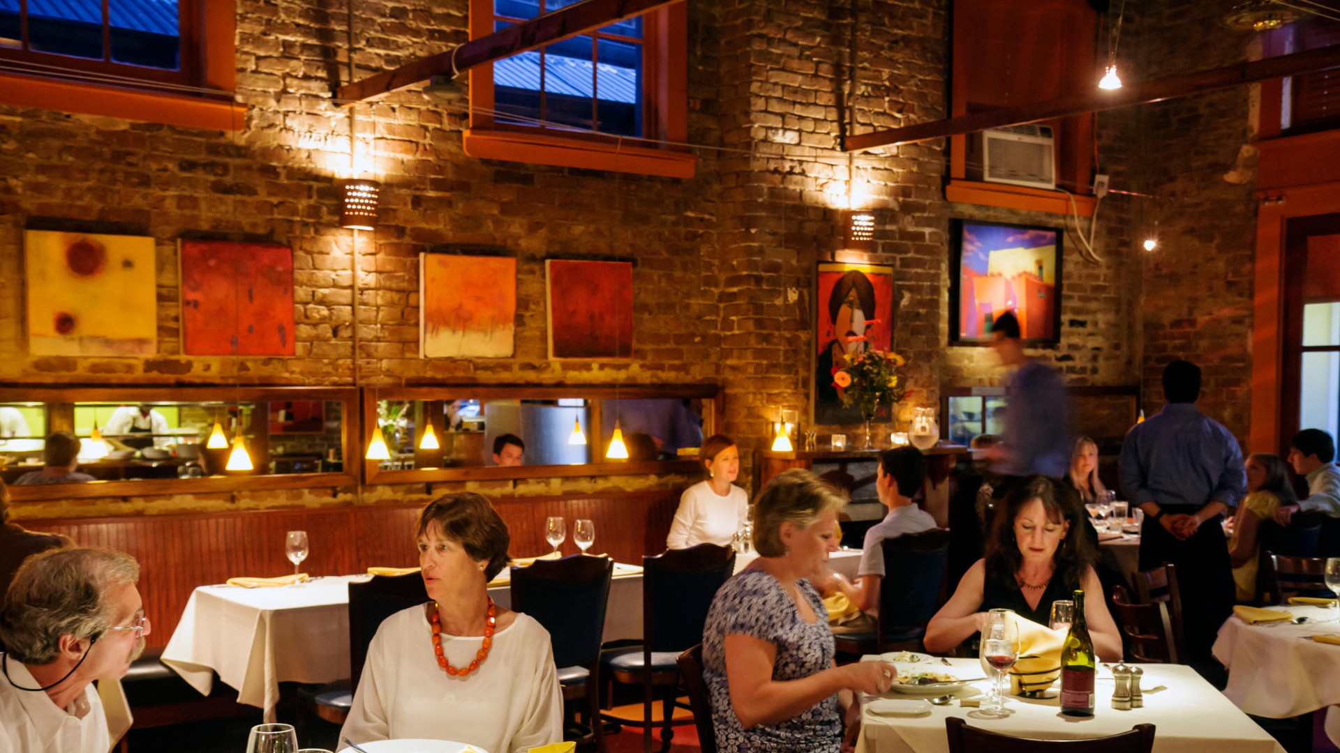 Le da un infarto en medio de un restaurante de Noja y lo que encuentran fuera consigue salvarle la vida: en cuestión de minutos