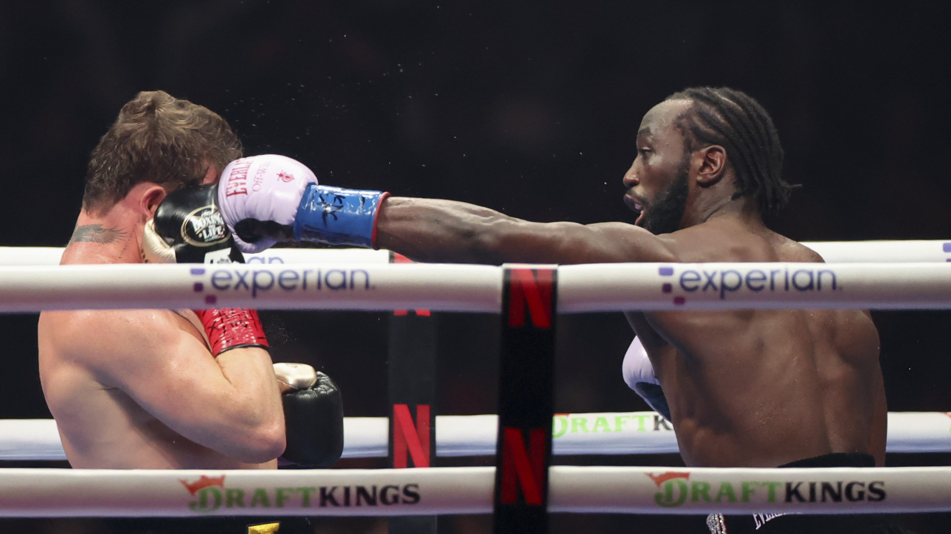 Crawford destrona a Canelo y se convierte en el nuevo rey del boxeo