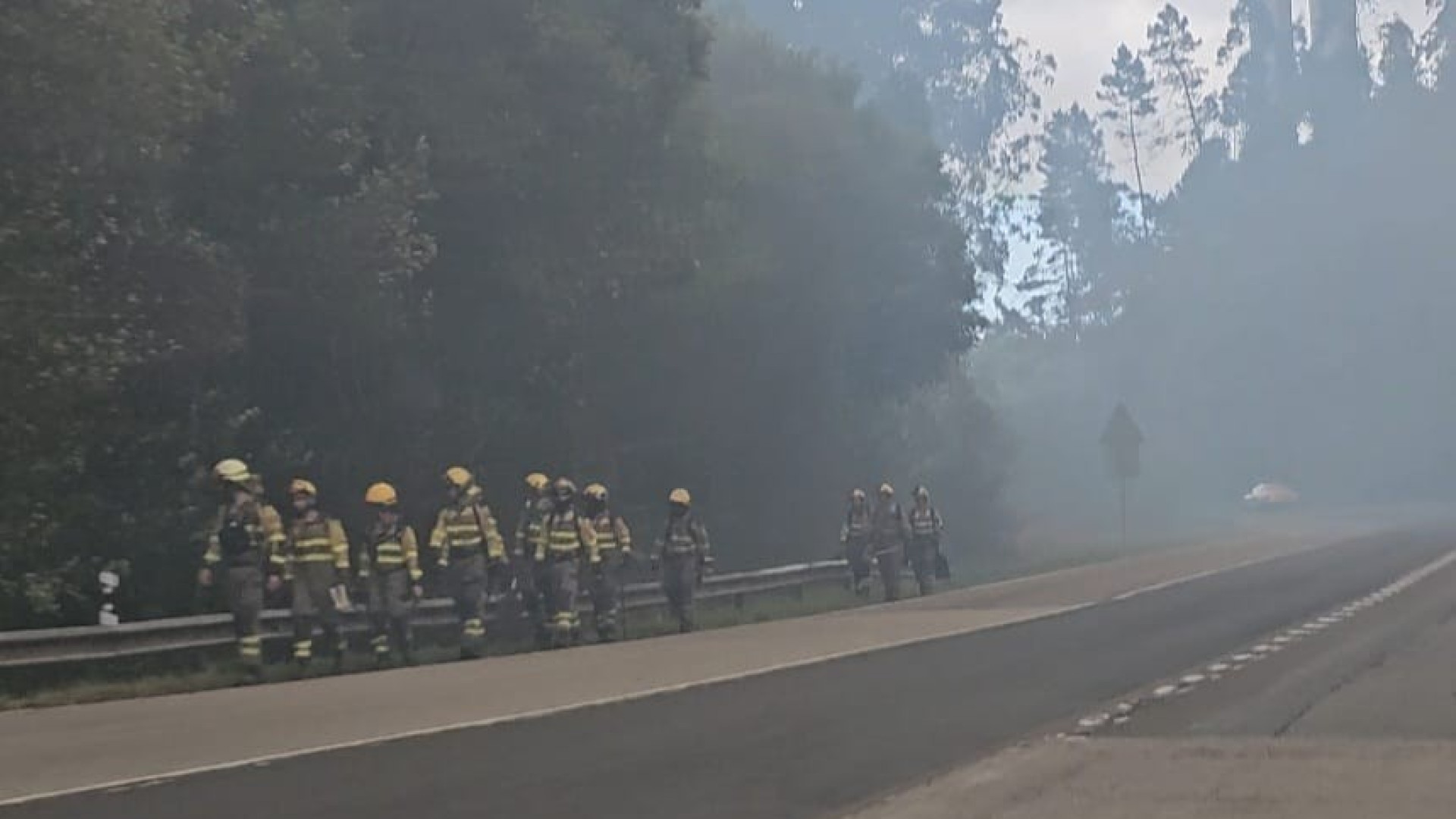 Cinco brigadistas sufren quemaduras en el incendio forestal declarado en Barreiros (Lugo) que ya supera las 20 hectáreas
