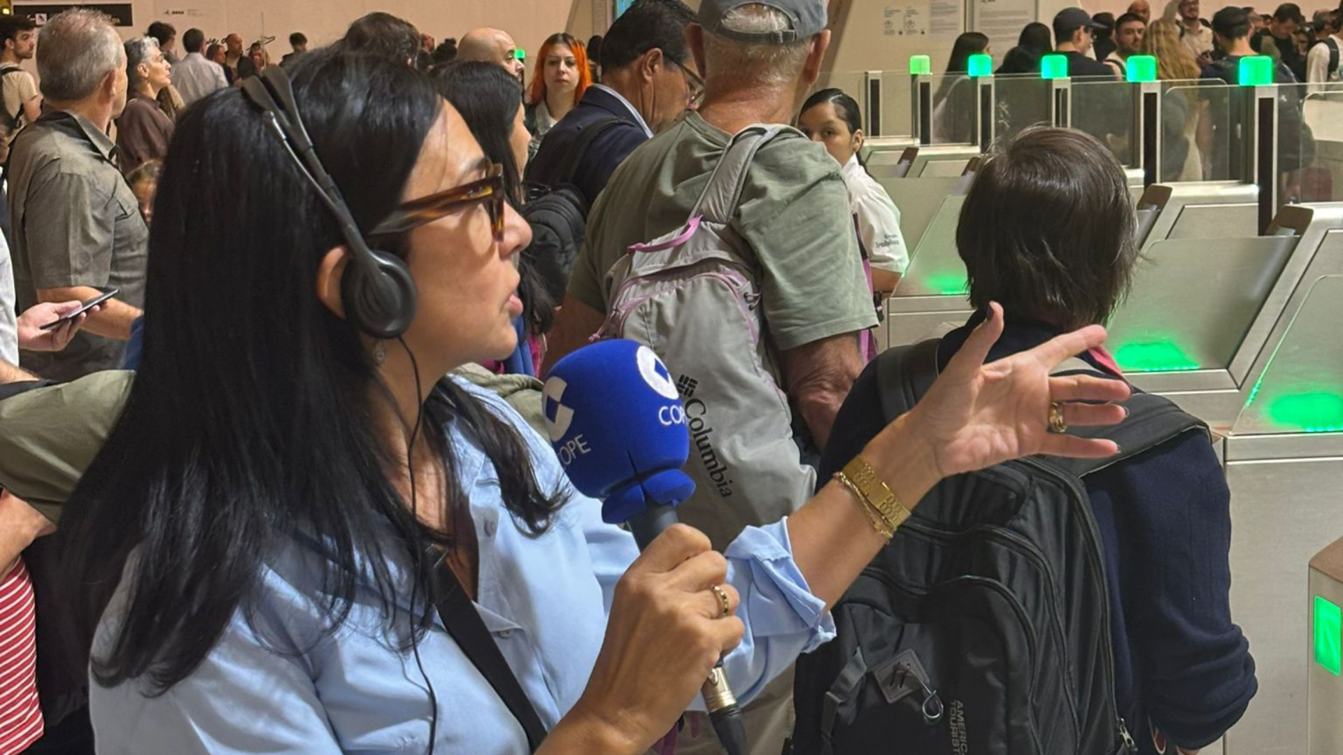 Pilar Cisneros, testigo de la huelga de vigilantes en los controles de seguridad de Barajas: "Cada vez se complica más la situación"
