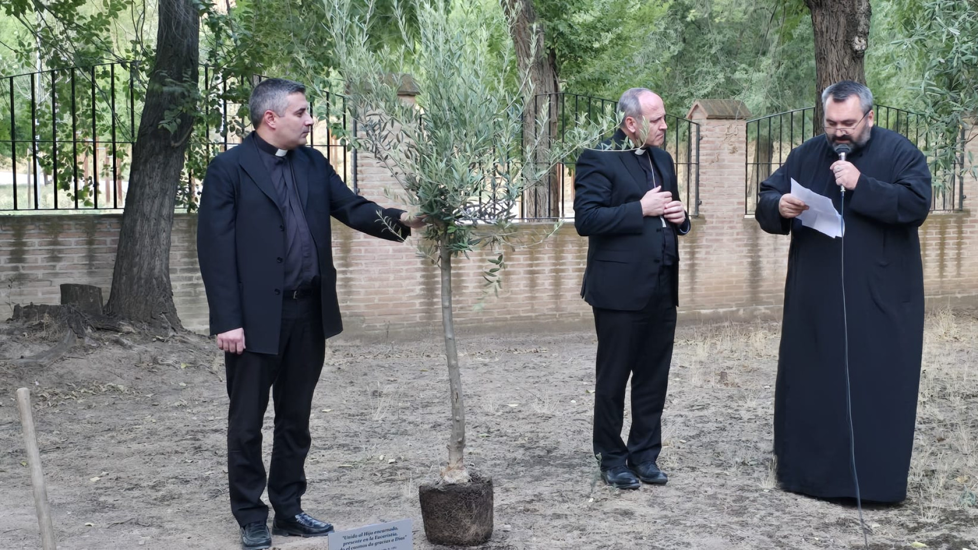 Un paseo, reflexión y recoger basura, esta es la iniciativa en Alcalá de Henares para cuidar el planeta: "Mezclamos ecología con ideología"