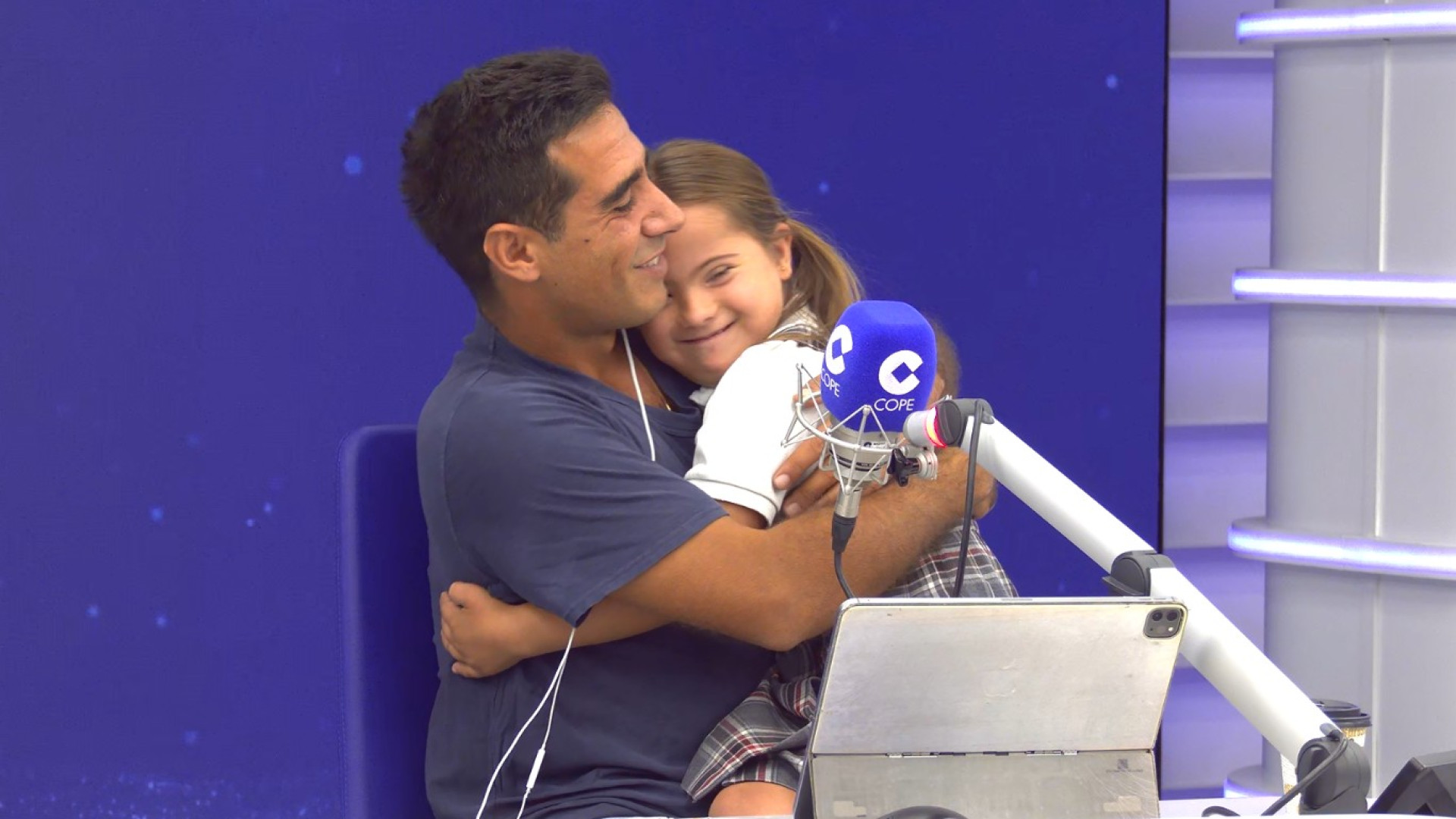 Escucha en la radio la historia de su hija con Down y aparece en antena para dar una lección que es para enmarcar: "Hay que quitar el miedo"