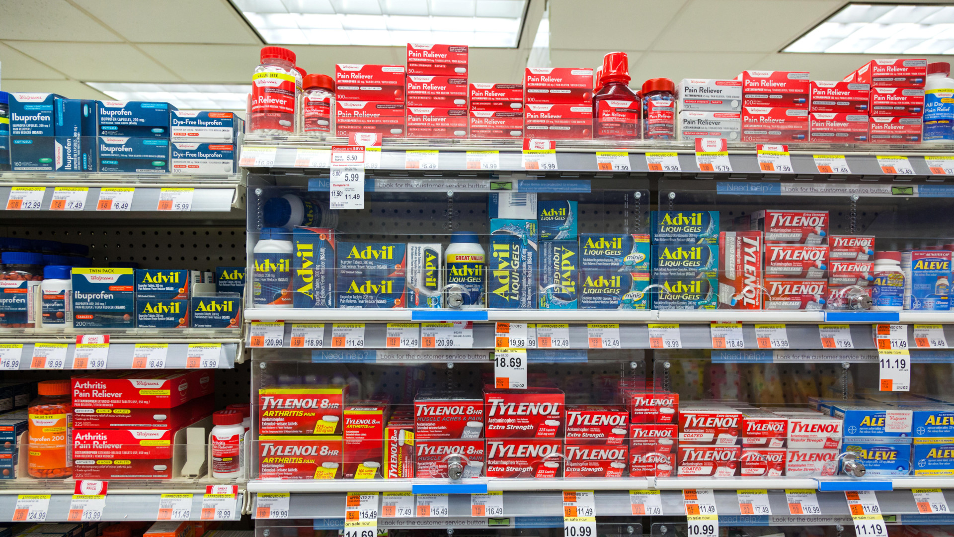 Va a una farmacia de Nueva York y, sorprendida, muestra todo lo que encuentra en los estantes y que en España sería impensable