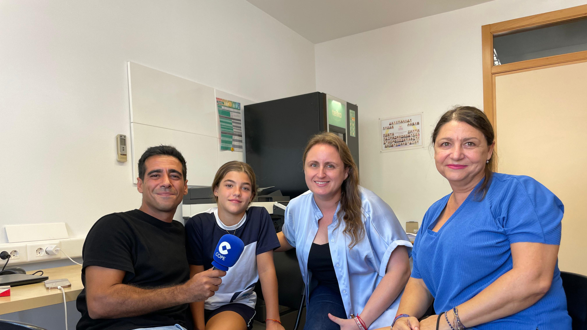 Anaís, vecina de Catarroja, enseña a Alberto Herrera la frase que hay pintada en un colegio y que refleja lo que pasó tras la Dana
