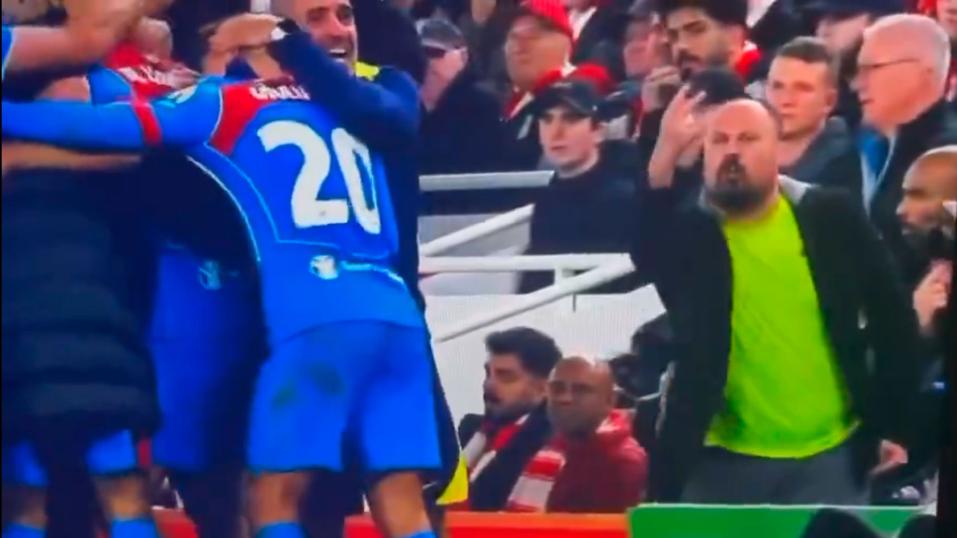 El hincha del Liverpool que se encaró con Simeone fue expulsado 3 años de Anfield por liarla en el último partido de Gerrard