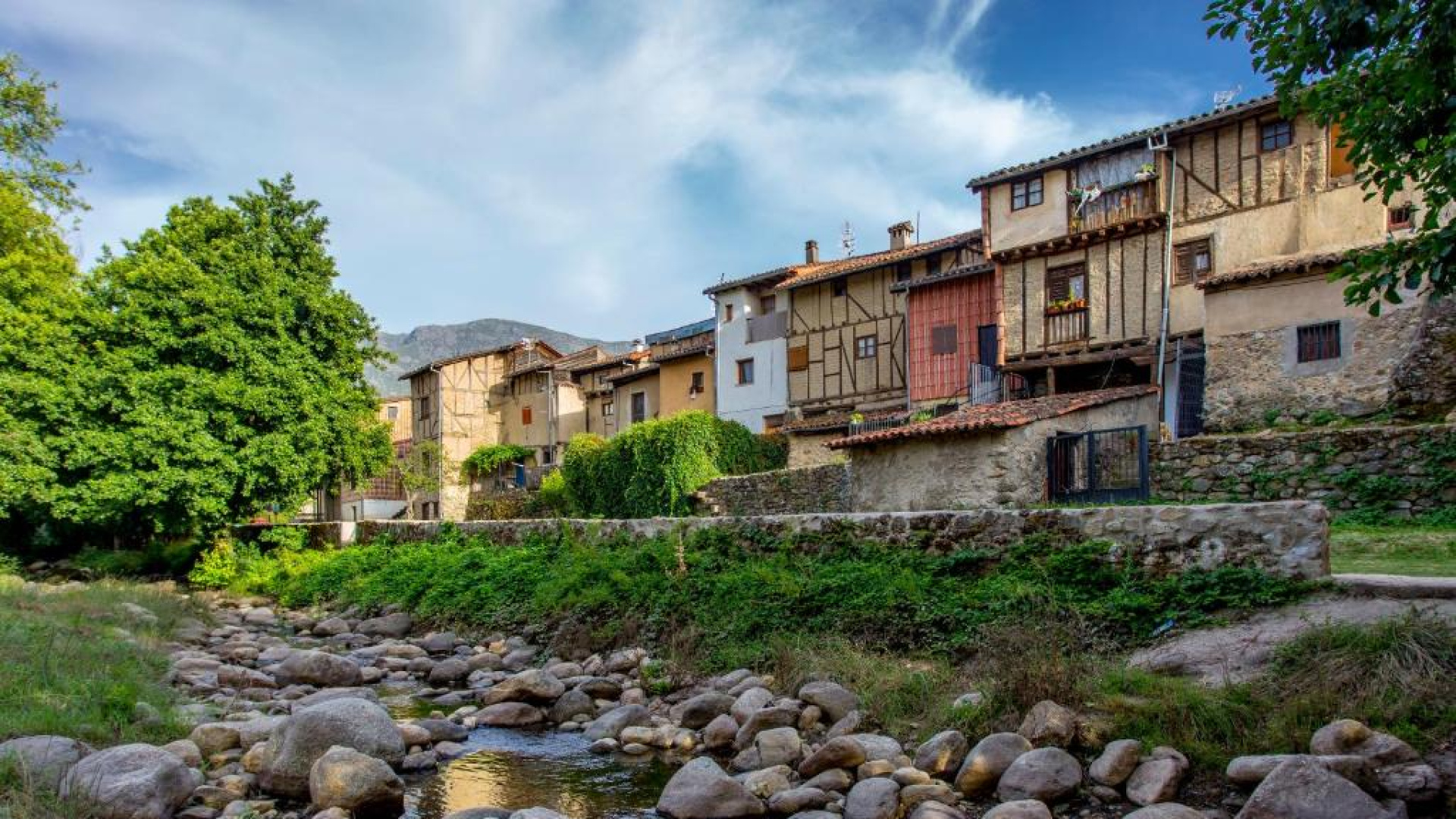 Hervás se convierte en Yesques: nace la ruta para fans de 'El Cuco de Cristal' de Netflix