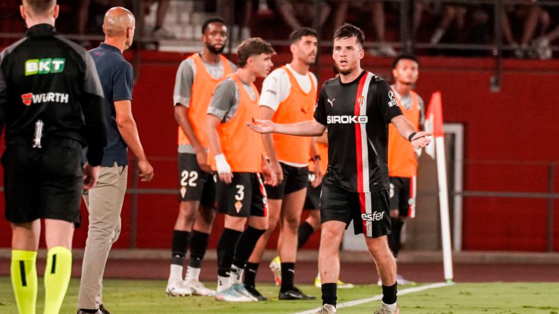 La extraña expulsión de un jugador del Sporting por entrar al campo "tras permanecer fuera del mismo de forma voluntaria"