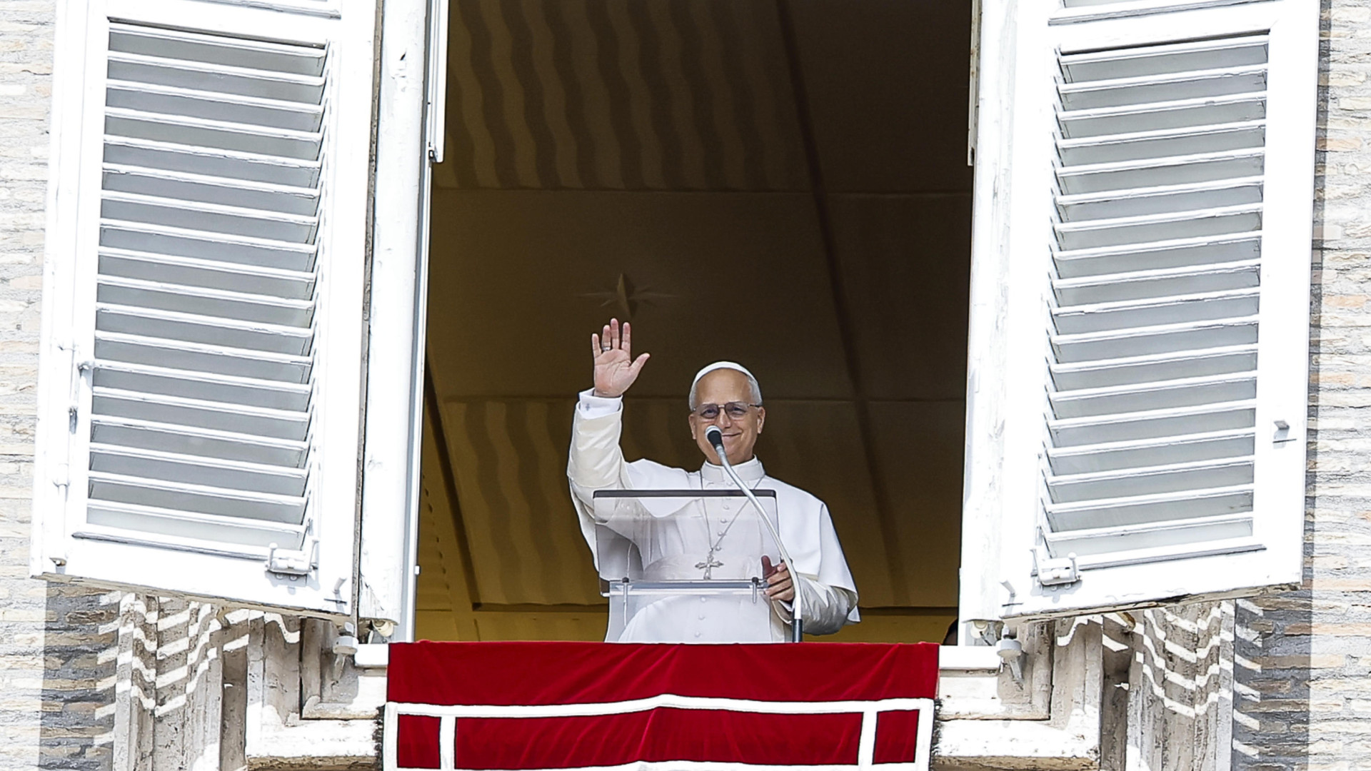 El Papa recuerda que "no hay futuro basado en la violencia" y que "los pueblos tienen necesidad de paz" durante el rezo del Ángelus