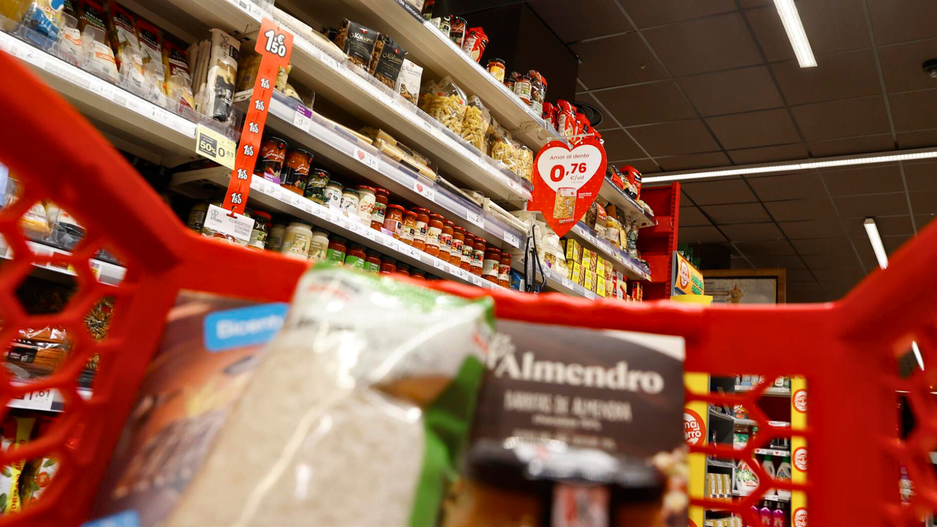 El cambio de comportamiento en los españoles que afecta a la cesta de la compra y que hace unos años habría sido impensable: hasta el 90% del mercado, en algunos casos