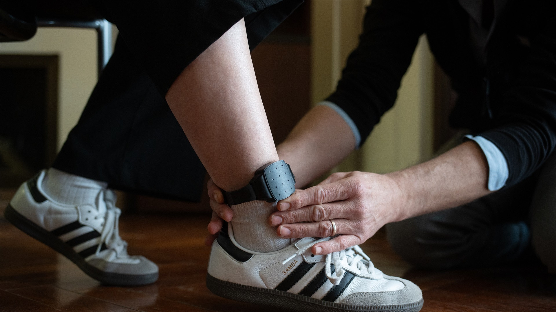 Las víctimas denuncian el criterio para poner las pulseras contra el maltrato: "¿Una víctima ciega cómo va a saber si está cerca su maltratador?"