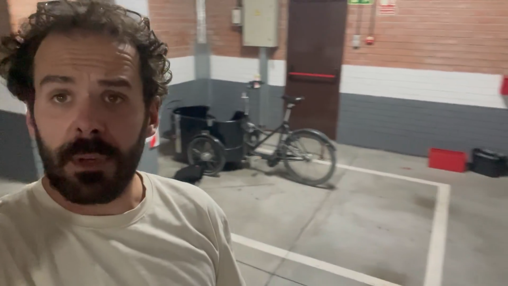 Deja dos vehículos en su plaza del garaje y sus vecinos se toman la justicia por su cuenta: "No ocupa espacio"