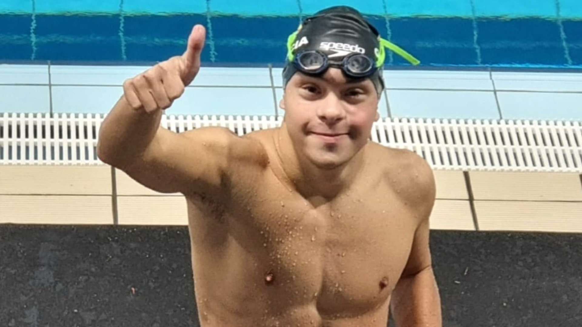 Una madre inscribe a su hijo con síndrome de Down a los seis meses en natación y 21 años después bate todos los récords: "Demuestro que la discapacidad no es un obstáculo"