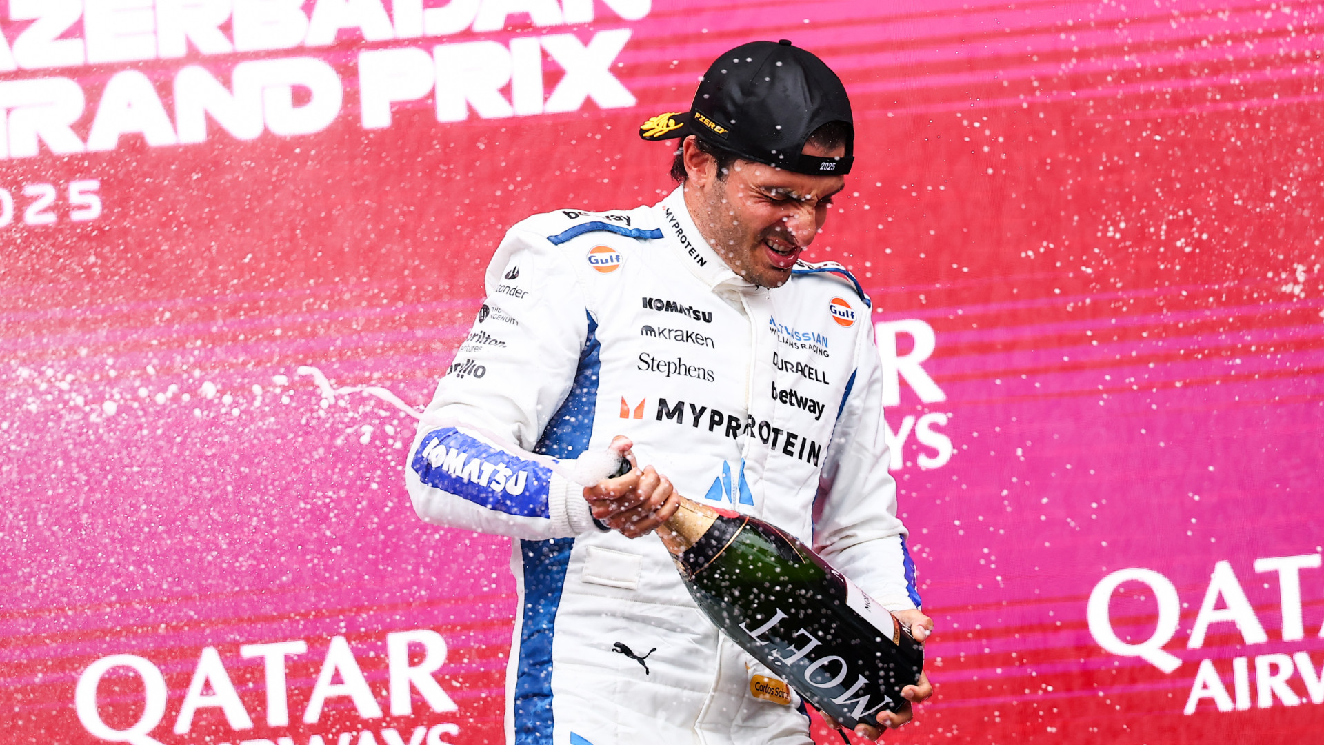 Carlos Sainz recibe el regalo de una niña antes del GP de Azerbaiyán y acaba formando parte de su uniforme: "No se la puede quitar"