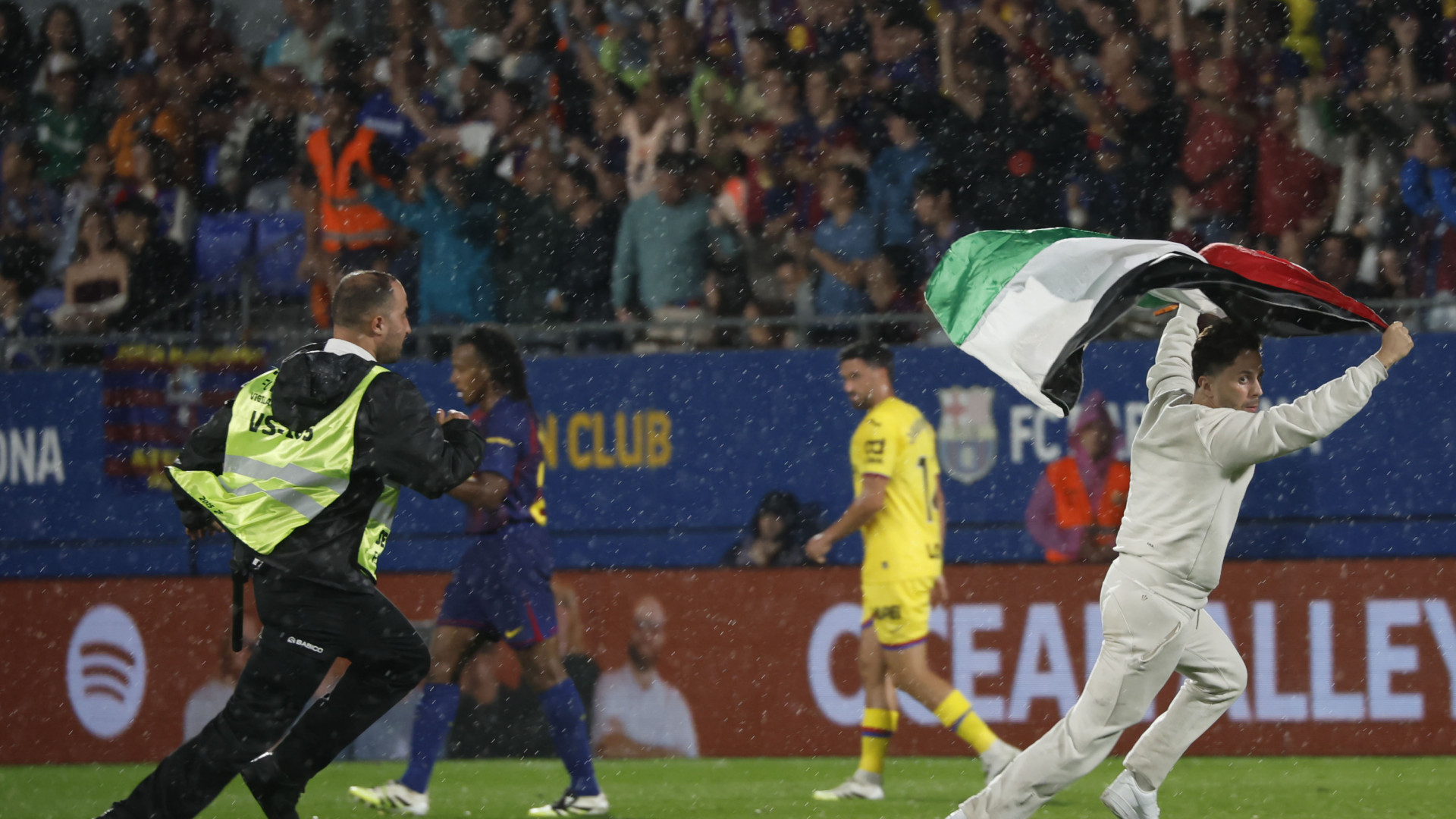 Expediente abierto por el espectador que saltó durante el Barça-Getafe con la bandera de Palestina
