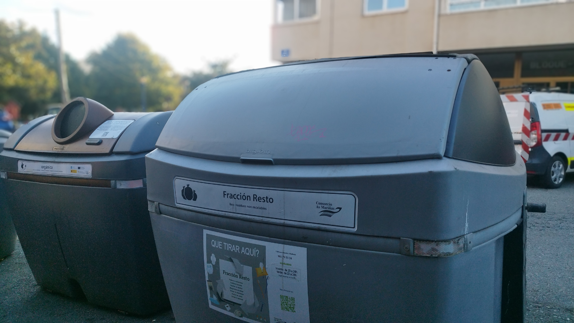 La puesta a punto de segundas residencias provoca una oleada de muebles abandonados en la comarca de A Coruña: 