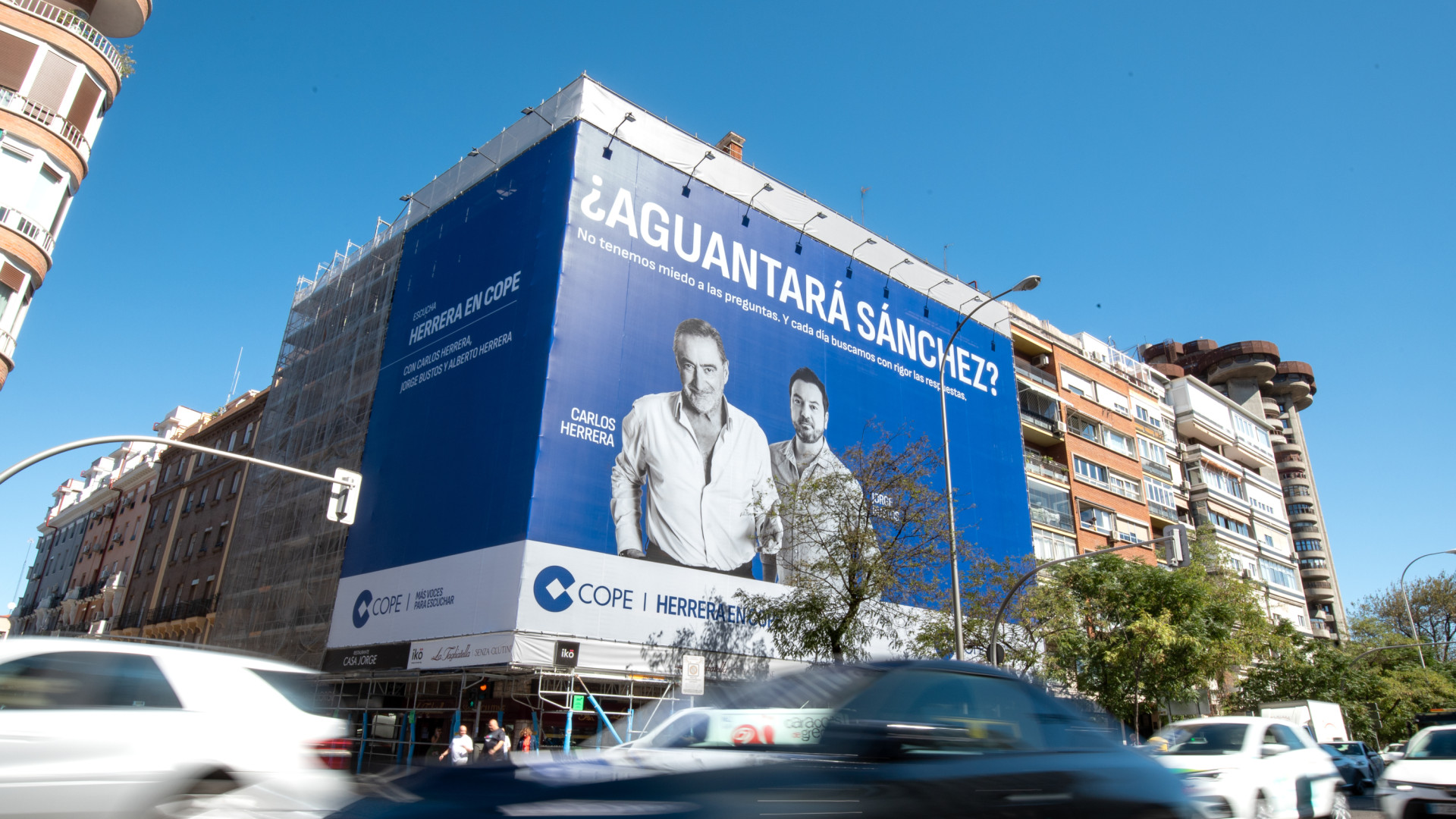 COPE desvela el misterio de su lona viral y presenta su campaña 'Más voces para escuchar'