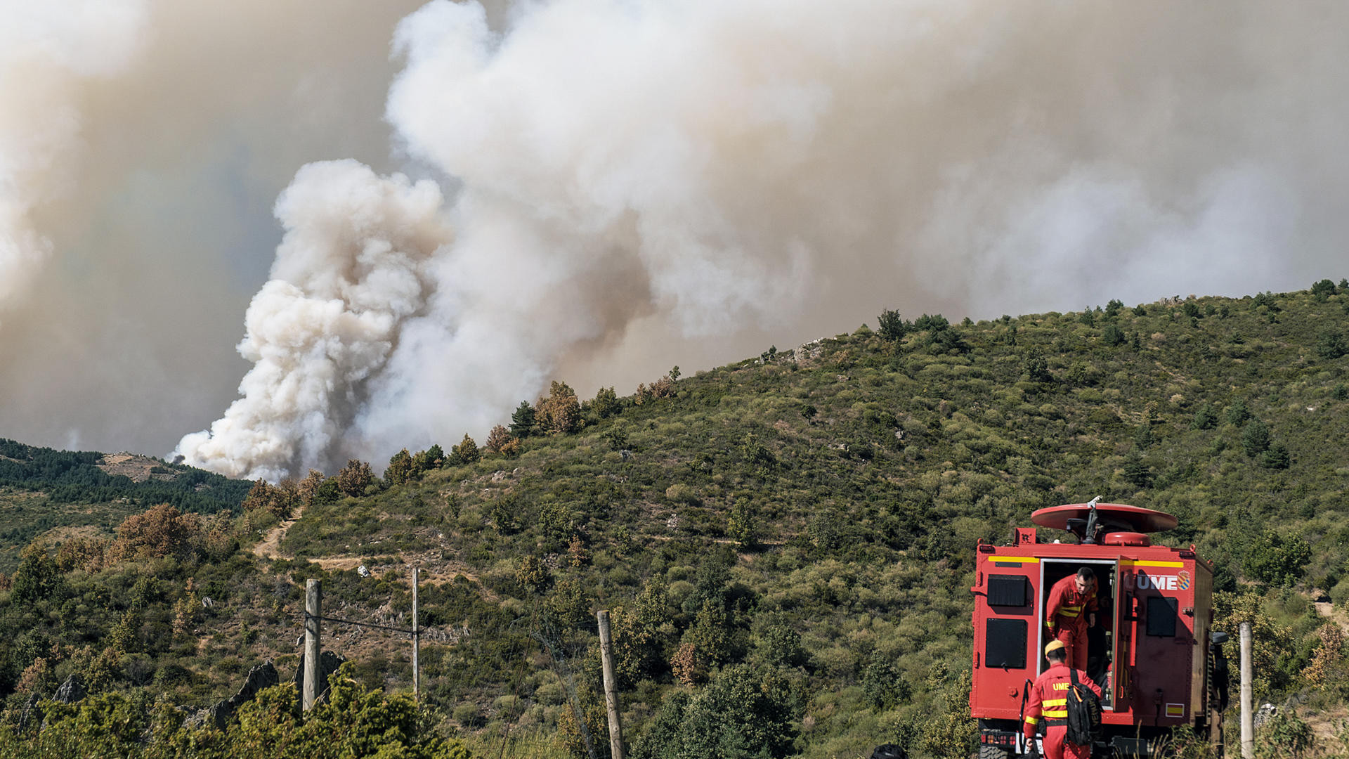 El alcalde de los pueblos desalojados por el incendio de Guadalajara explica dónde está el peligro: "El de Peñalba sí está más próximo"