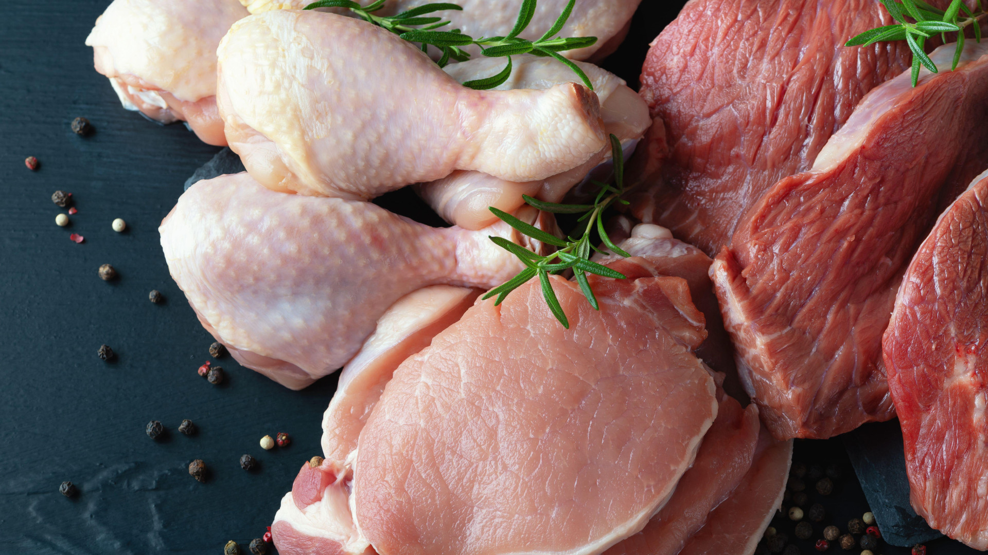 El New York Times pone como tendencia la dieta climateriana: "Entre vacuno y pollo eligen el ave porque consume menos agua"