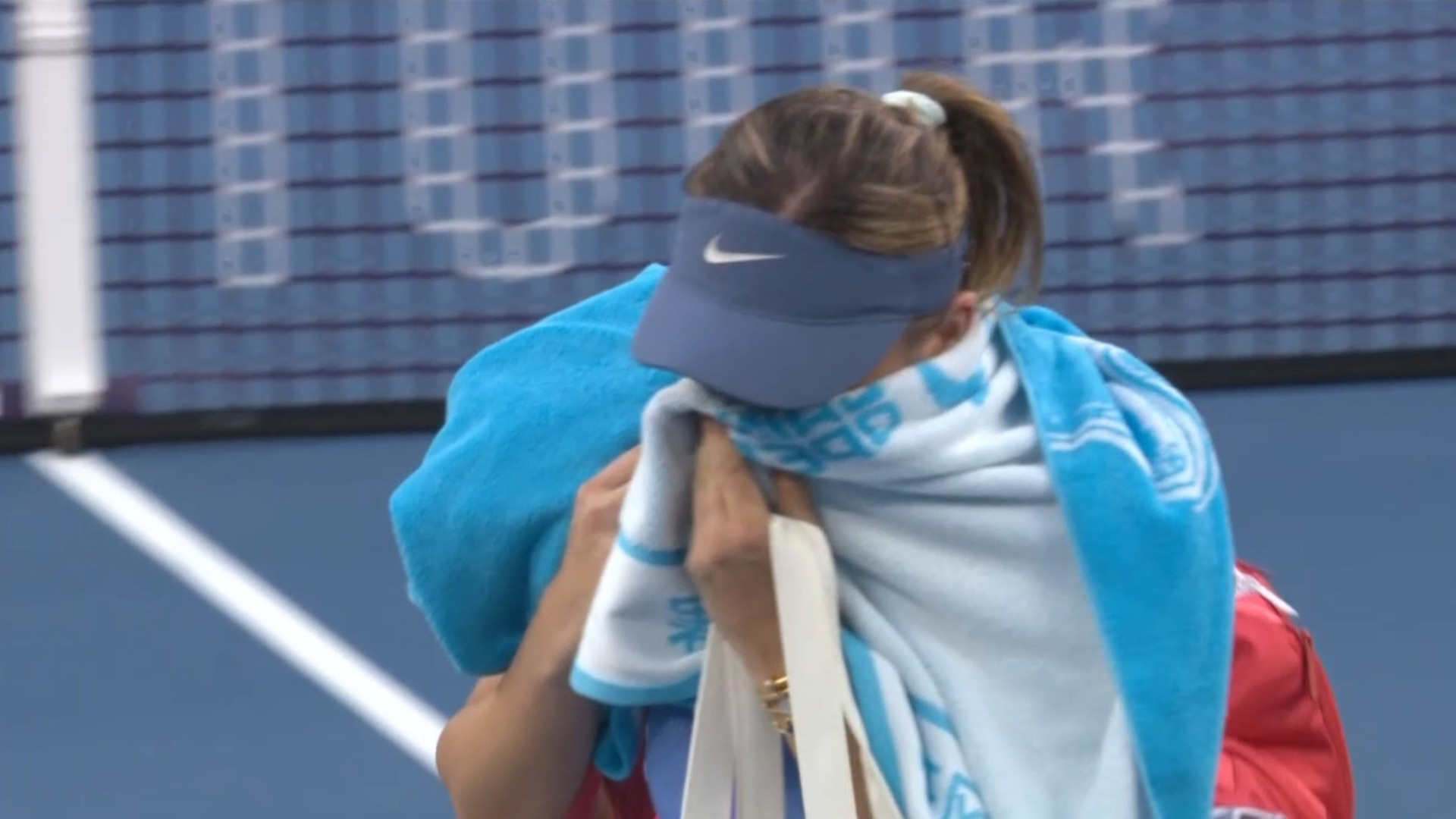 La dura imagen de la impotencia de Paula Badosa: Se retira entre lágrimas tras lesionarse una semana después de volver de otra