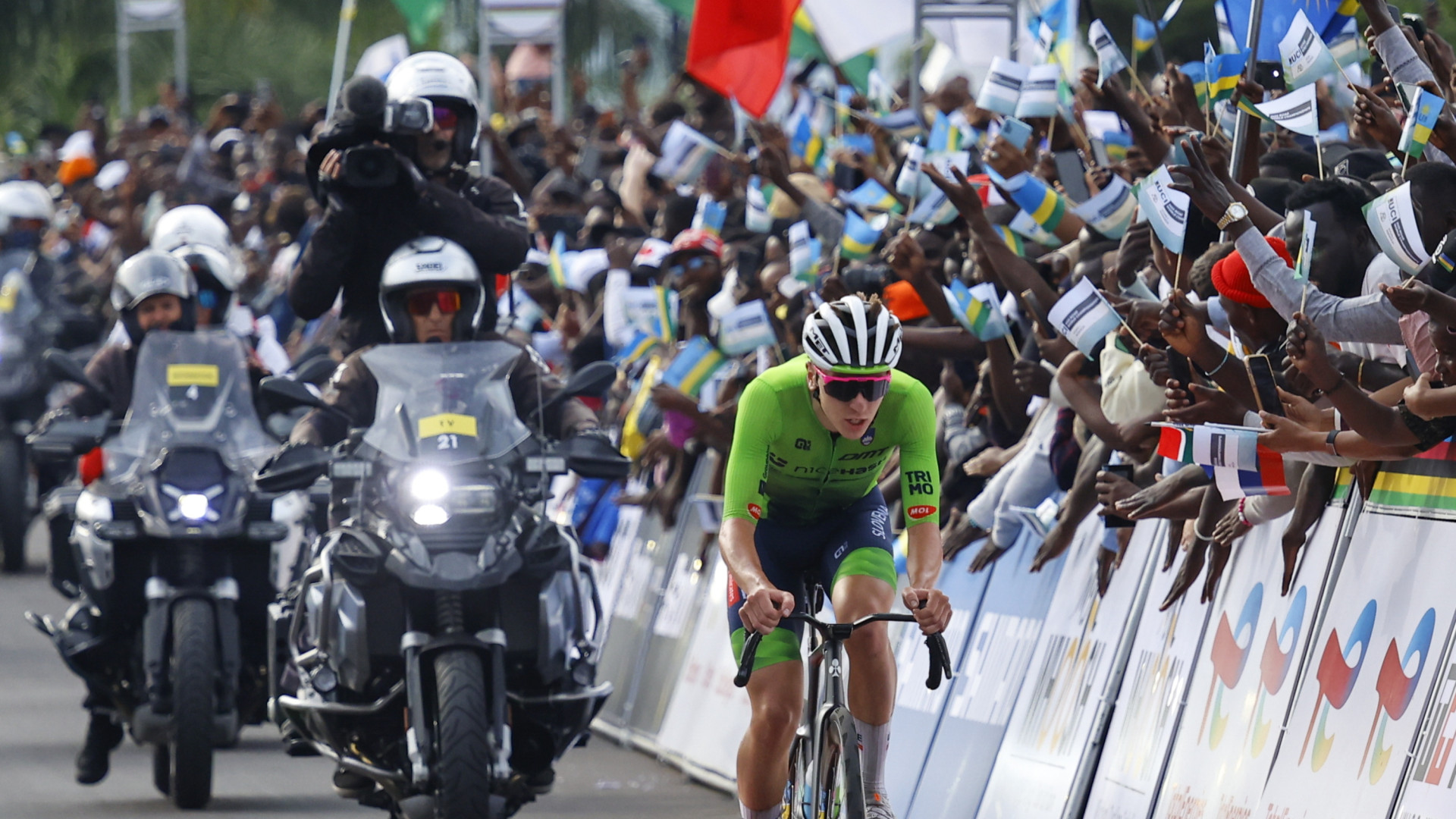 Pogacar se venga de Evenepoel con una exhibición y seguirá vestido de arcoíris