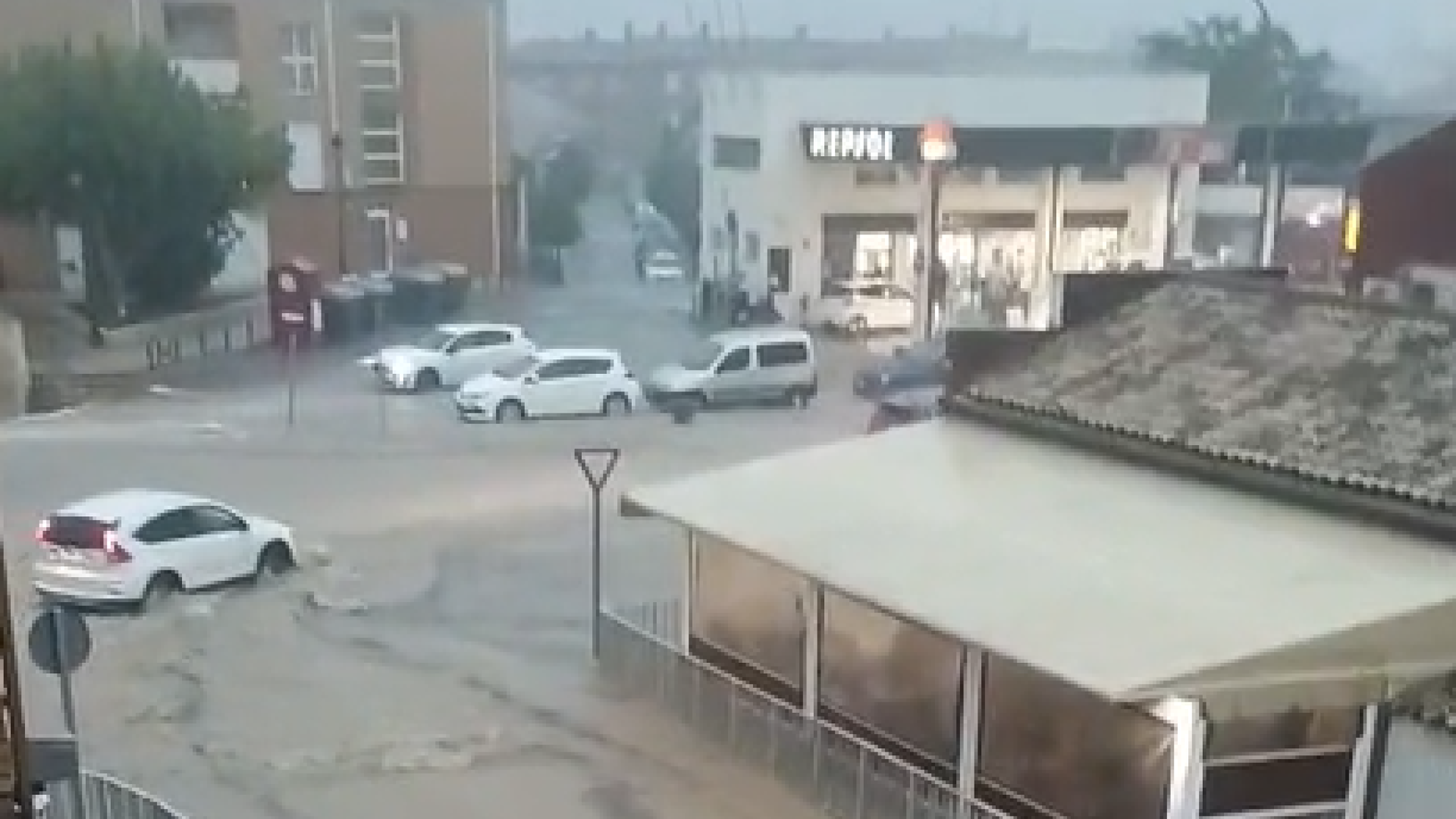 Personas atrapadas en vehículos, bajos inundados y el tranvía cortado: balance de la tormenta en Zaragoza