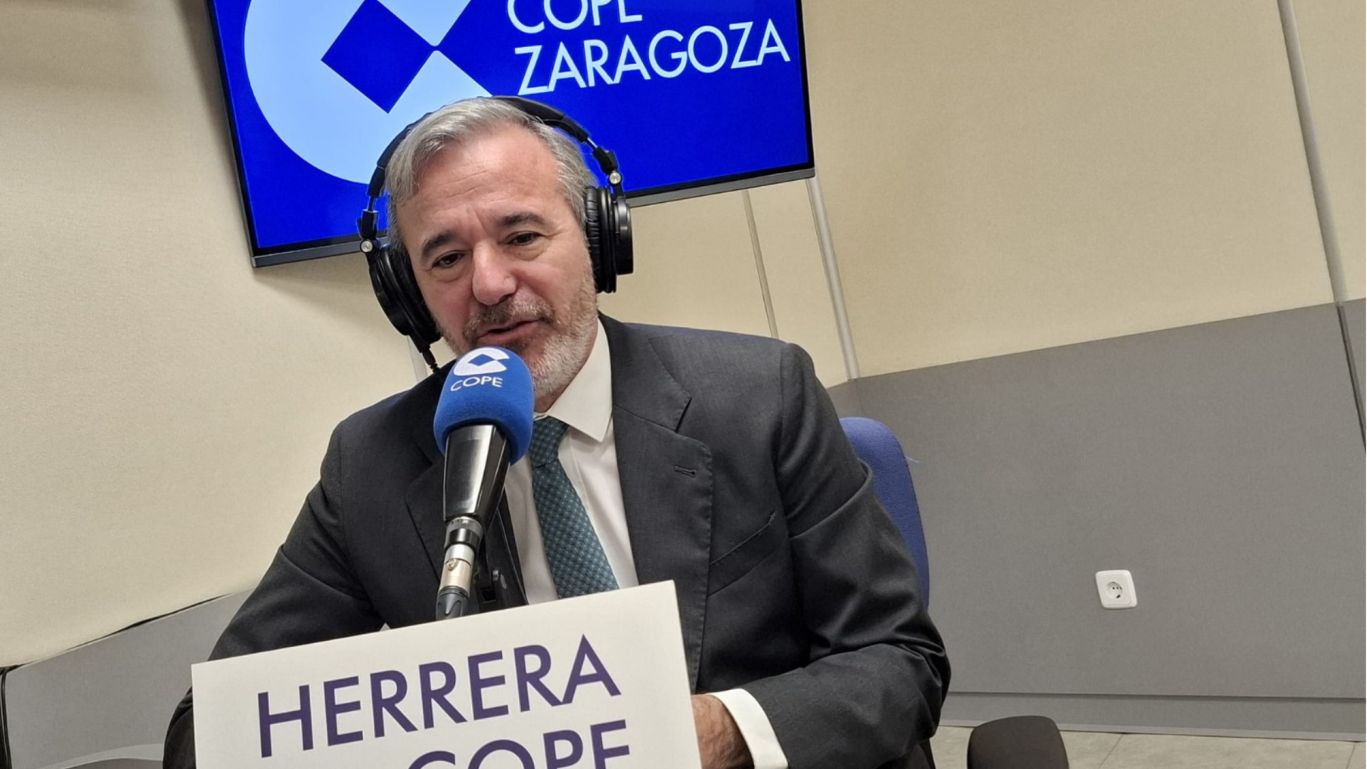 Jorge Azcón, presidente de Aragón recuerda cómo vivió la negativa del PSOE a aplaudir el premio a Javier Lambán: "Me tuve que agarrar al atril; no se atrevieron por si se chivan a Moncloa"