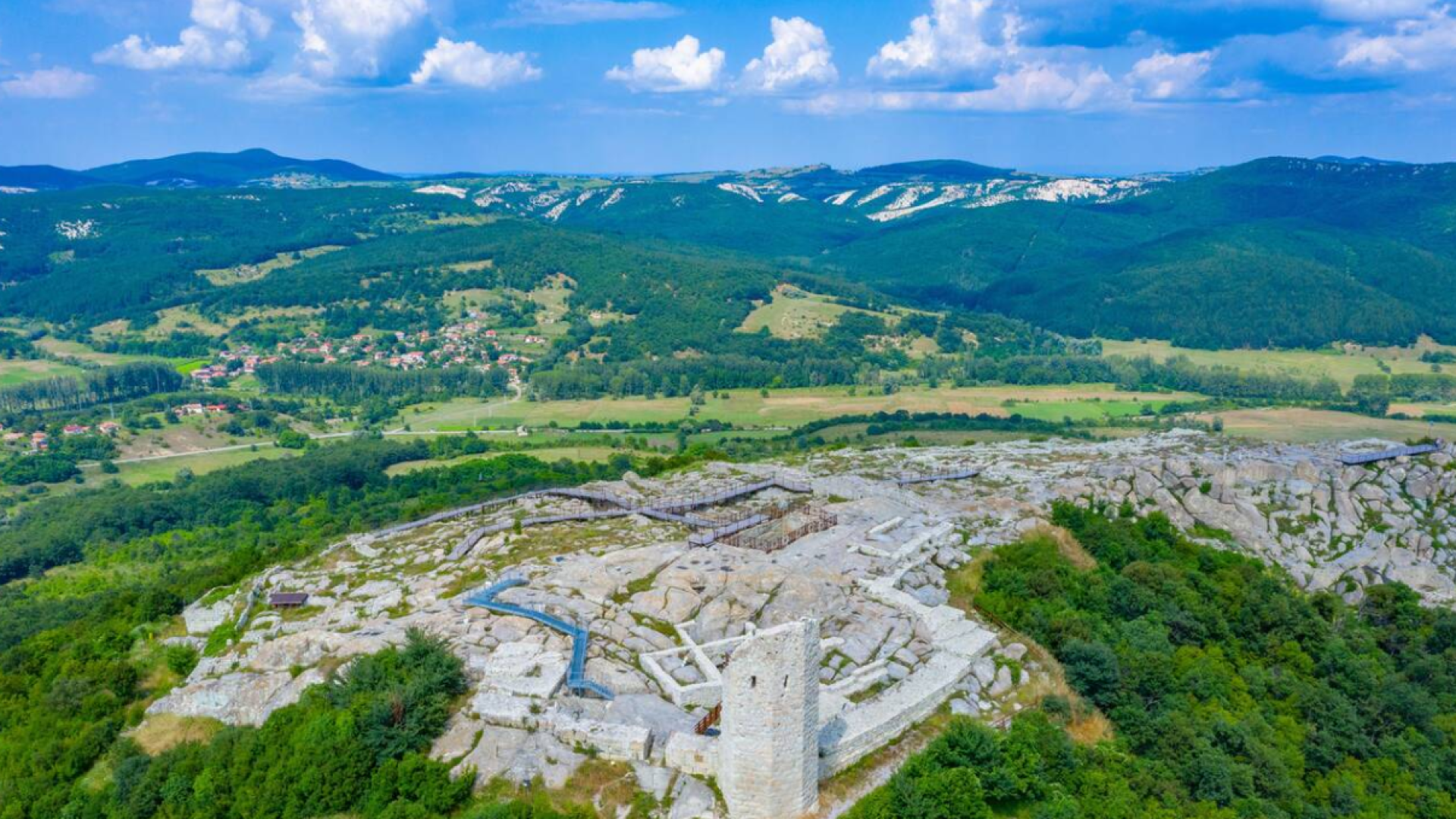 La ciudad sagrada tallada en roca que guarda secretos de dioses, reyes y rituales milenarios en Bulgaria