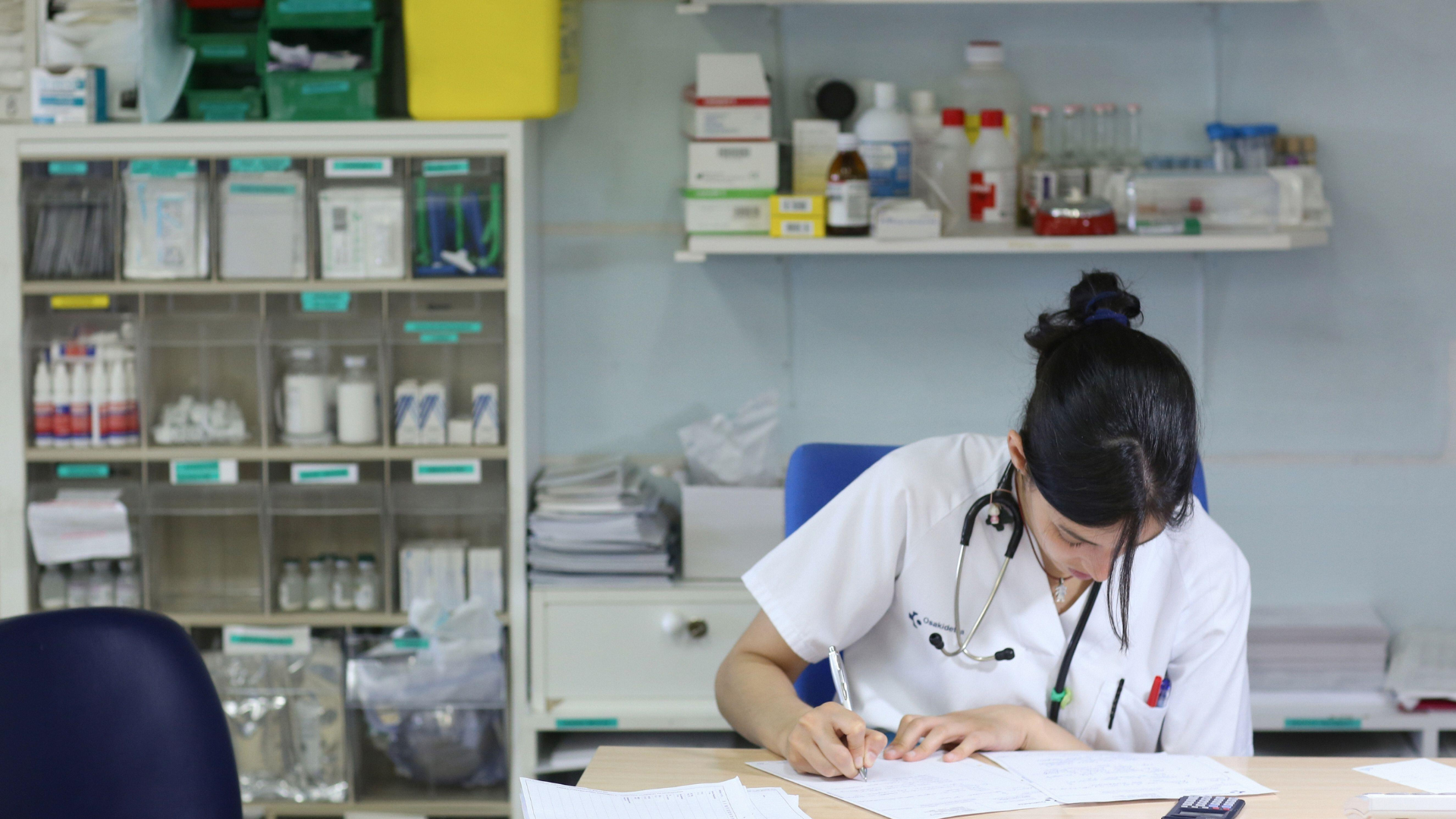 María José, médico de familia: "Los fonendos que utilizamos son tan malos que no se oyen y te tienes que comprar tú uno"