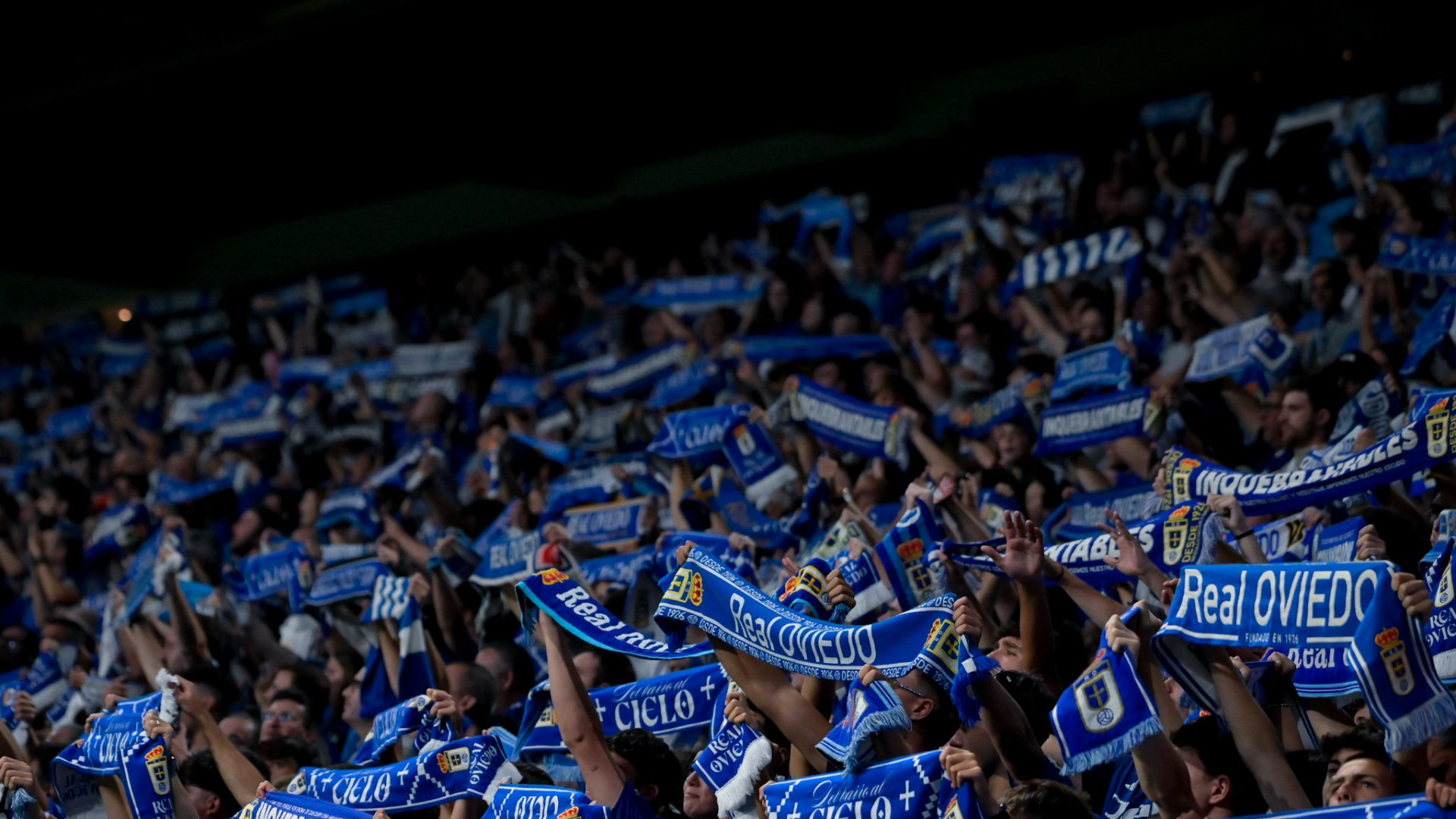 El Oviedo se equivoca con el cartel promocional del partido ante el Levante y tiene que pedir perdón a su rival: "No los hace la IA"