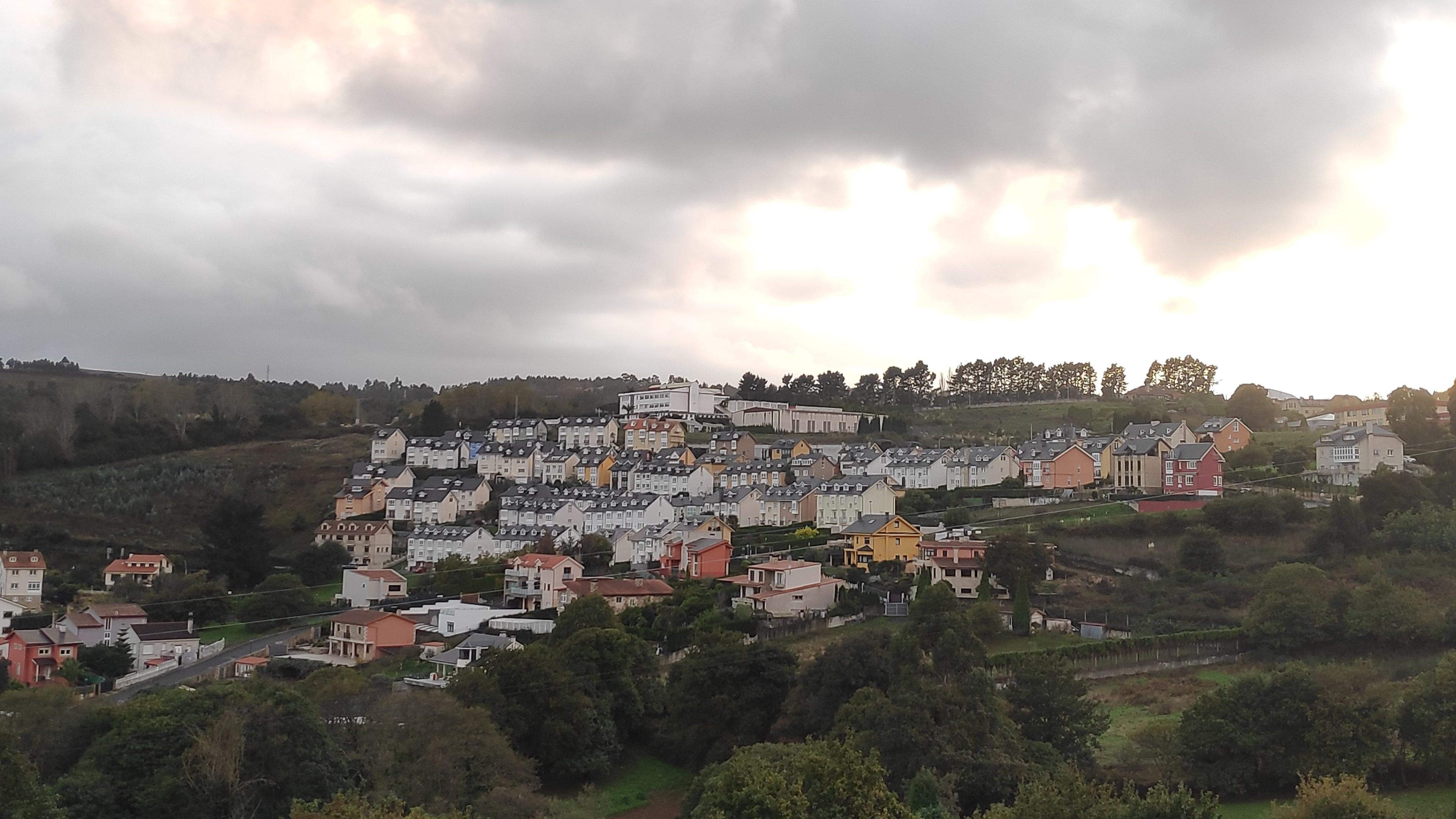 Vecinos de un barrio de A Coruña se organizan en una patrulla vecinal para evitar robos en los chalés: "Entran por la ventana e inhiben las alarmas"
