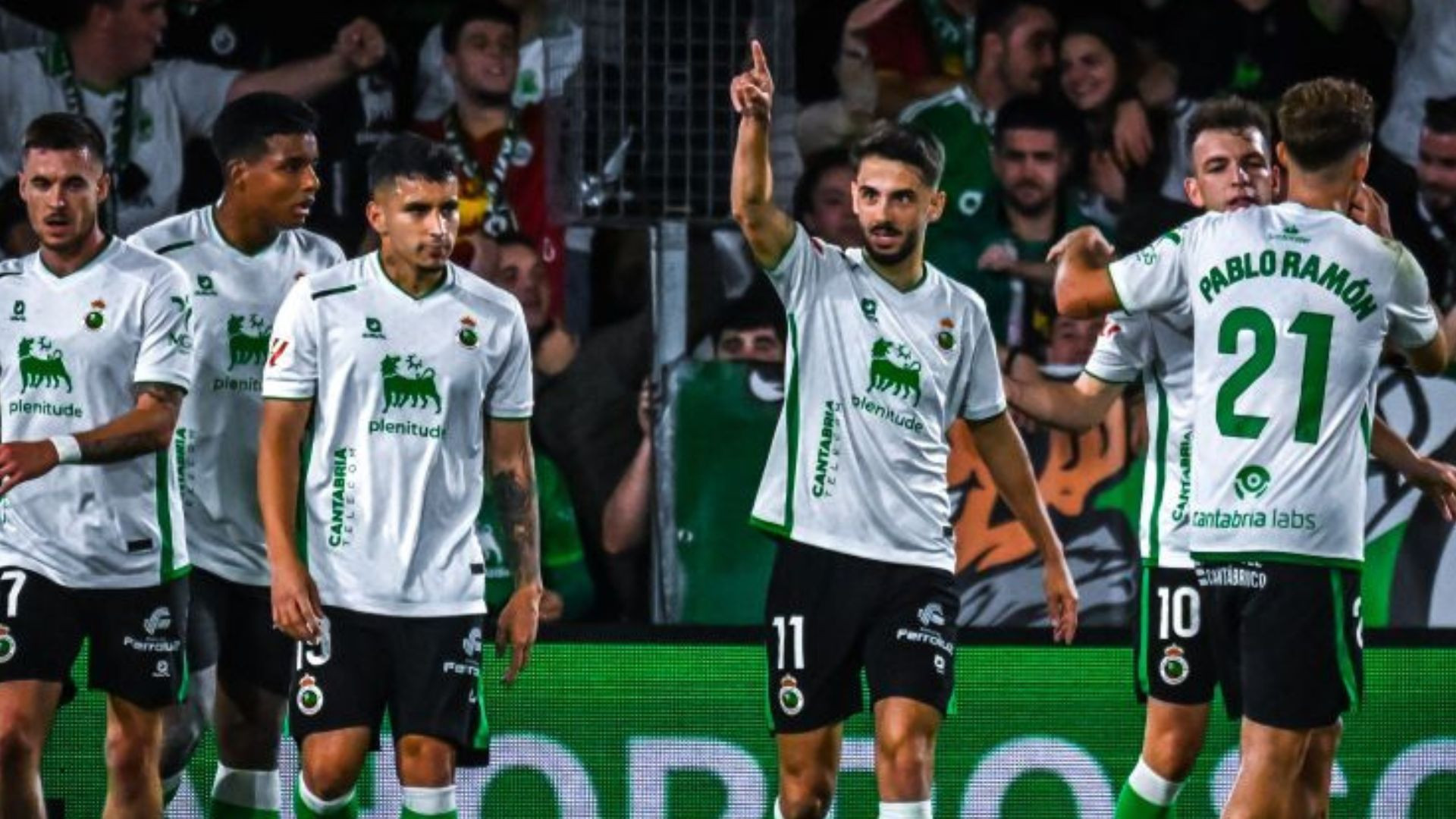 El Racing tumba a un Málaga que jugó con diez toda la segunda parte