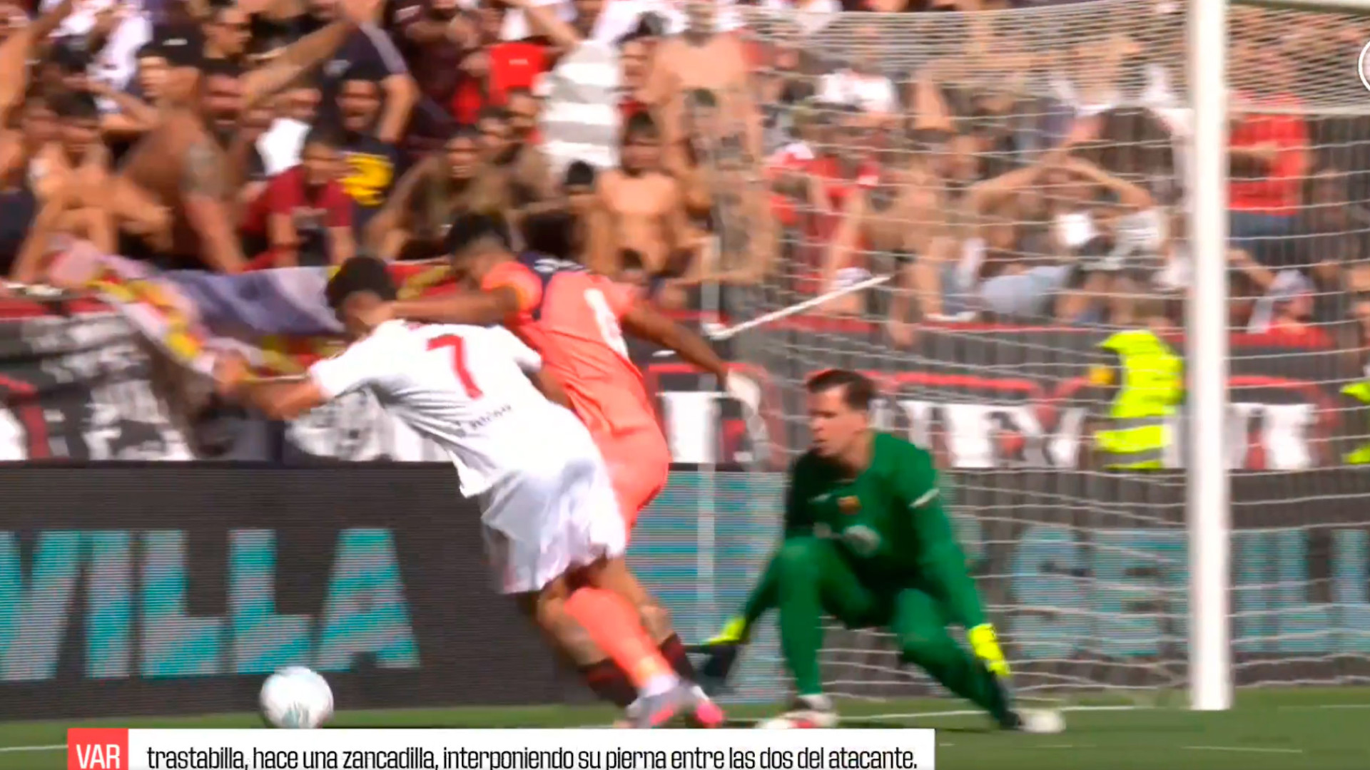 Así fue la conversación entre Muñiz Ruiz y Del Cerro Grande en el penalti de Araujo durante el Sevilla-Barça: "Pónmelo más largo"