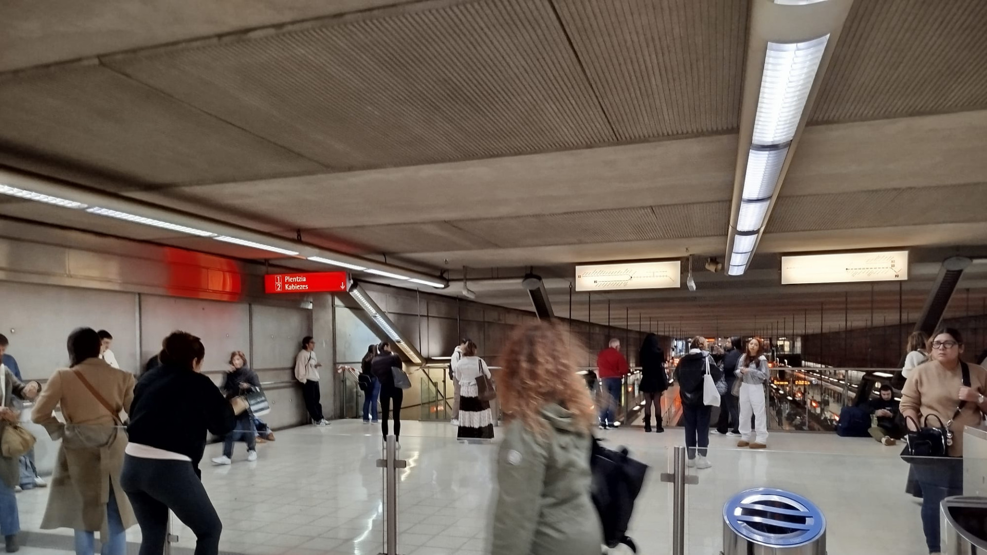 Miles de usuarios de Metro Bilbao viven una mañana de pesadilla: "¿Cómo se va desde San Ignacio al Guggenheim?"