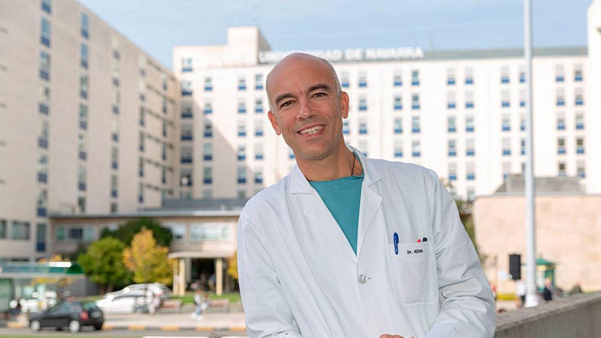 Doctor Gabriel Reina, microbiólogo: "Recomiendo que los mayores de 70 y los pacientes de riesgo aprovechen la campaña de vacunación de la gripe para recibir también la dosis de refuerzo contra el covid, ya que pierden la inmunidad adquirida"