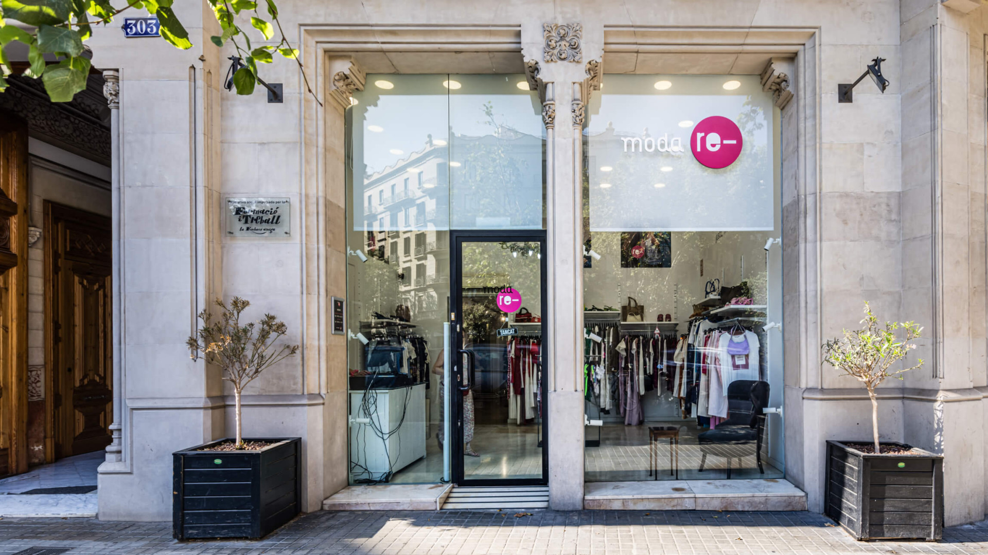 Cáritas alerta de que podrían desaparecer los contenedores de ropa: "Los ayuntamientos no cumplen la ley"
