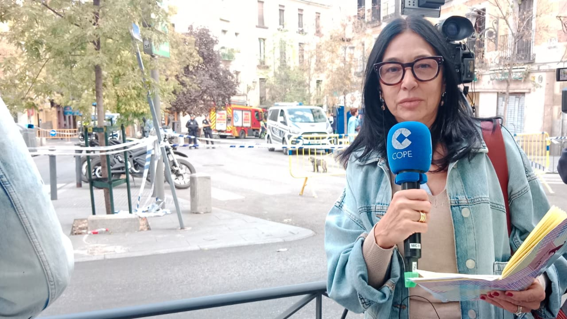 Pilar Cisneros, desde la calle madrileña en la que se derrumbó un edificio: "La imagen en la zona es la de un perímetro totalmente acordonado por la policía y un continuo ir y venir de vehículos de bomberos"
