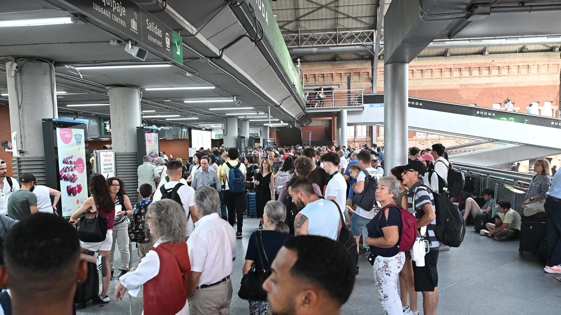 Gerardo, afectado por los problemas en los trenes Madrid-Toledo: "Tenemos un grupo de WhatsApp que se han convertido en Mercamadrid, la gente cambia, vende o compra trenes por ahí"